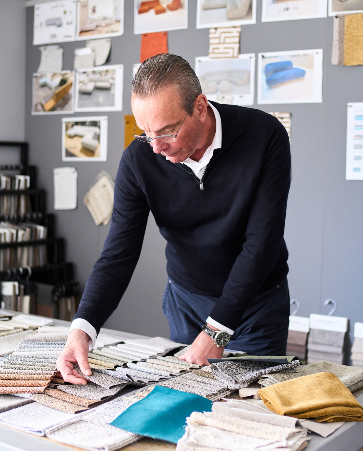 Ontwerper Bram Nijman aan het werk in de studio van Montèl, waar nieuwe ideeën vorm krijgen.