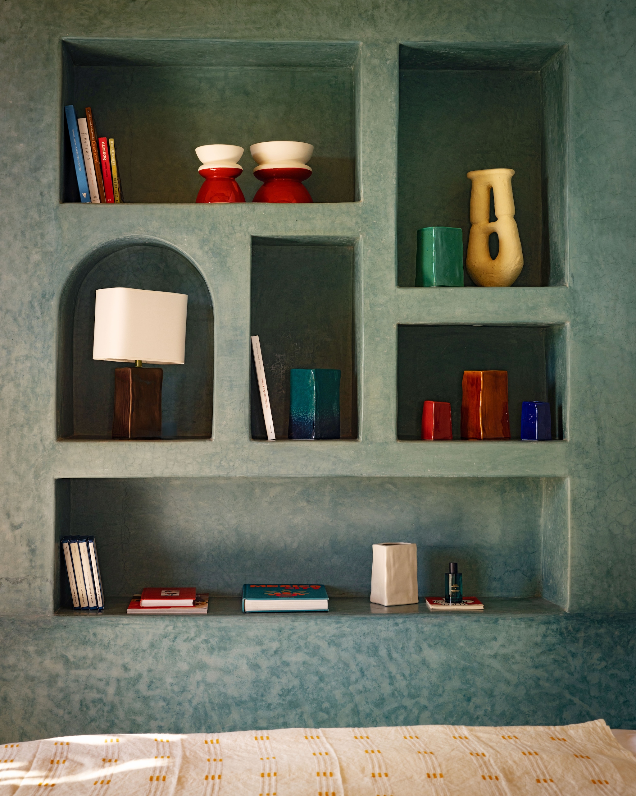Beddengoed Chez Zoe. Lamp Maison Sarah Lavoine. Stoel Editions Midi. Vergelijkbaar zwevend houten bureaublad Vala van Bolia. Items in kast Côté Bougie. Afwerking muren groen tadelakt. Houten plafonddecoratie (tataoui), lokaal vervaardigd. vtwonen Design 07-2026 | fotografie Karel Balas | productie Vega Mg