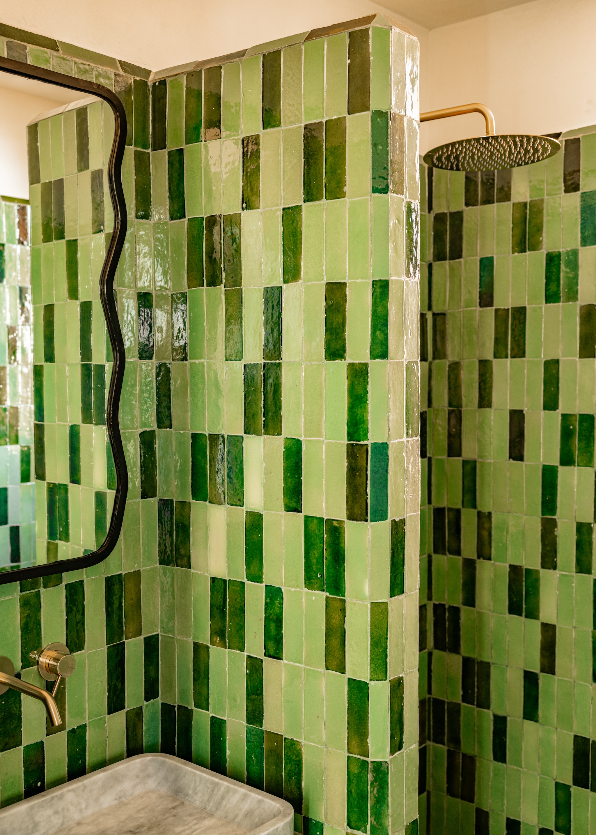 Handgemaakte zelliges (tegels) lokaal. Wastafel maatwerk. Kraan en douchekop Grohe. Spiegel Maison Sarah Lavoine. vtwonen Design 07-2026 | fotografie Karel Balas | productie Vega Mg