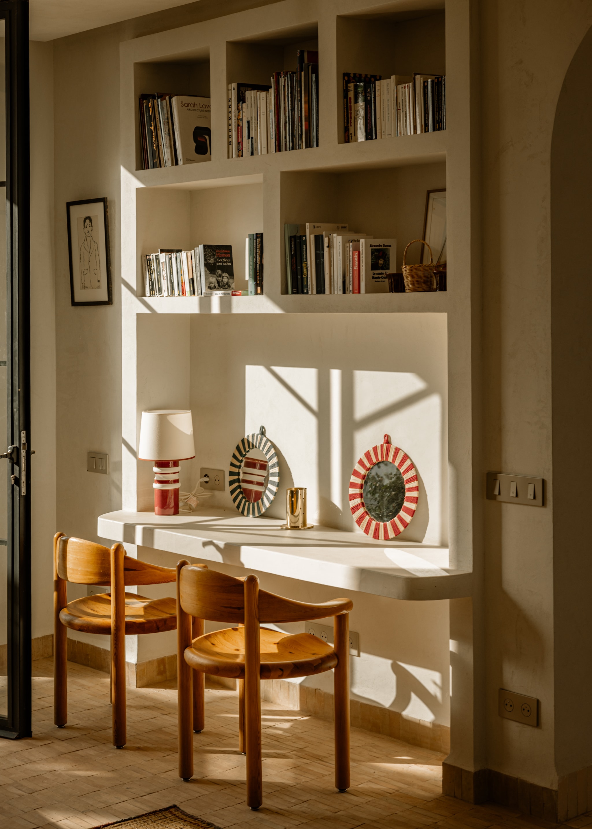 Stoelen Gubi. Lamp Maison Sarah Lavoine. Tekening Marion Lesage. Spiegels van de souk in Marrakech. Bakstenen klinkers gekocht in Marrakech. Inbouwkast met bureau maatwerk. vtwonen Design 07-2026 | fotografie Karel Balas | productie Vega Mg