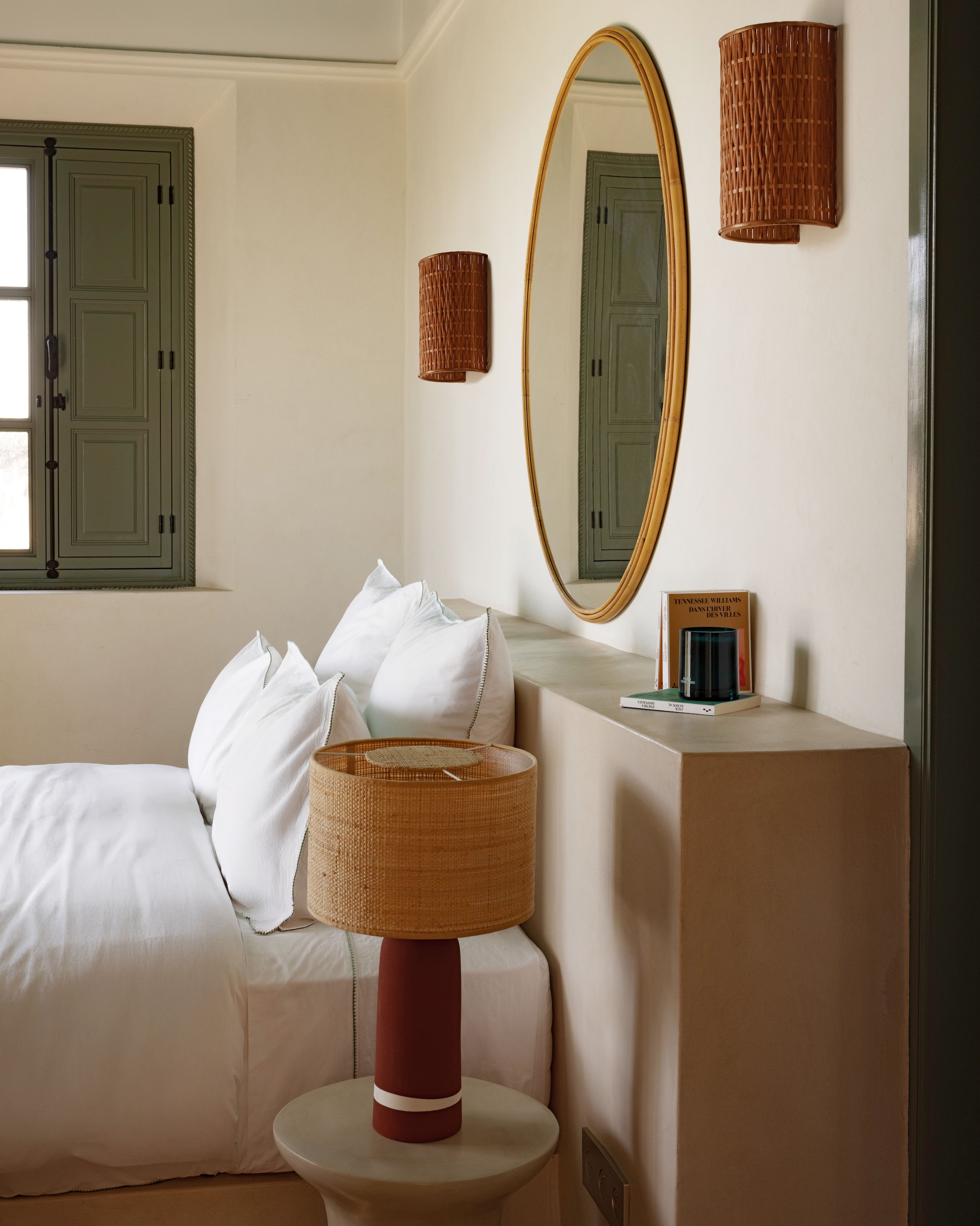 Alle accessoires en verfkleur Olive Green op kozijnen Maison Sarah Lavoine. vtwonen Design 07-2026 | fotografie Karel Balas | productie Vega Mg