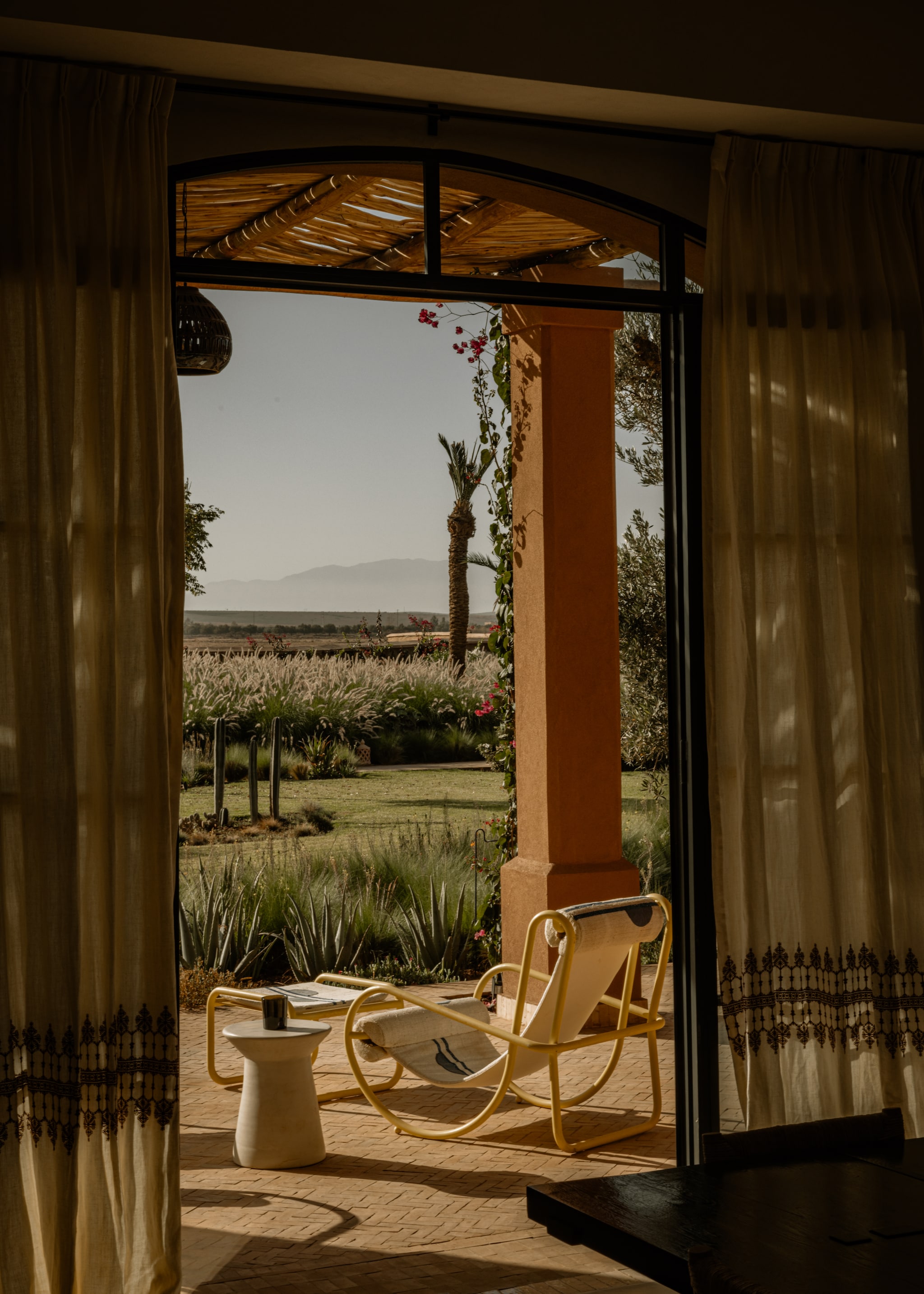 Gordijnen Kim&garo. Buitenstoel Locus Solus van Gae Aulenti. Bijzettafel gekocht in Marrakech. vtwonen Design 07-2026 | fotografie Karel Balas | productie Vega Mg