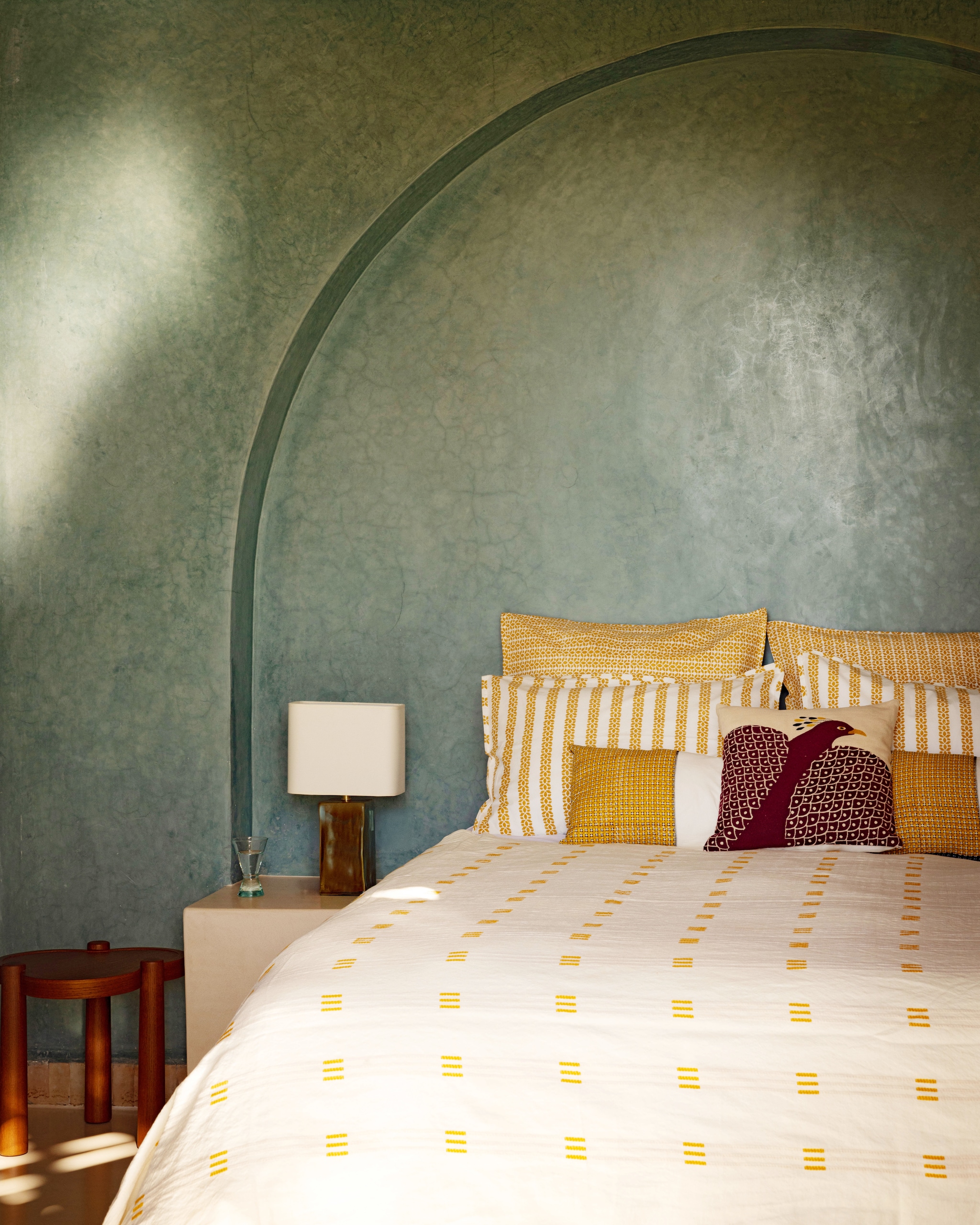 Beddengoed Chez Zoe. Lamp en sidetable Agape van Maison Sarah Lavoine. vtwonen Design 07-2026 | fotografie Karel Balas | productie Vega Mg