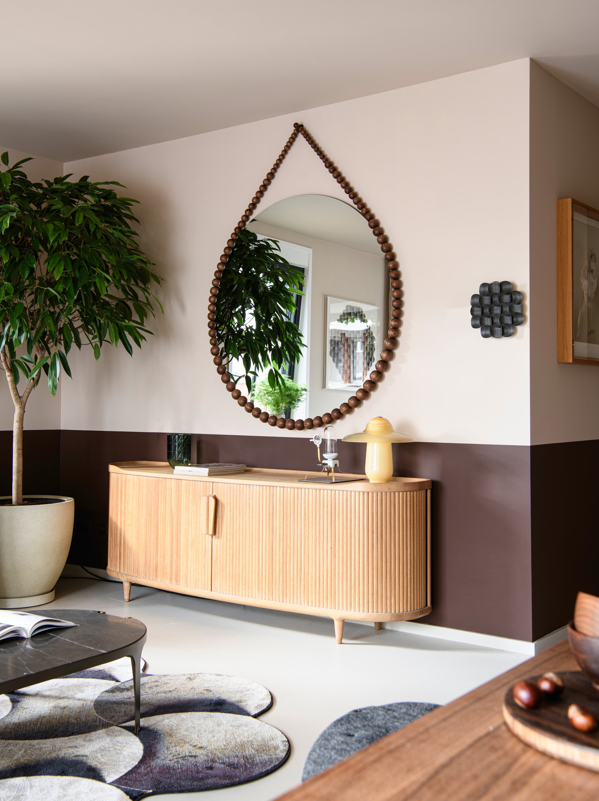 Spiegel met geïntegreerde televisie Bead Mirror, ontwikkeld in samenwerking met Oledmirrortv. Kast Amberley, prototype en lamp Ovington voor Revised. vtwonen Design 07-2026 | styling Kim Timmerman | fotografie Louis Lemaire