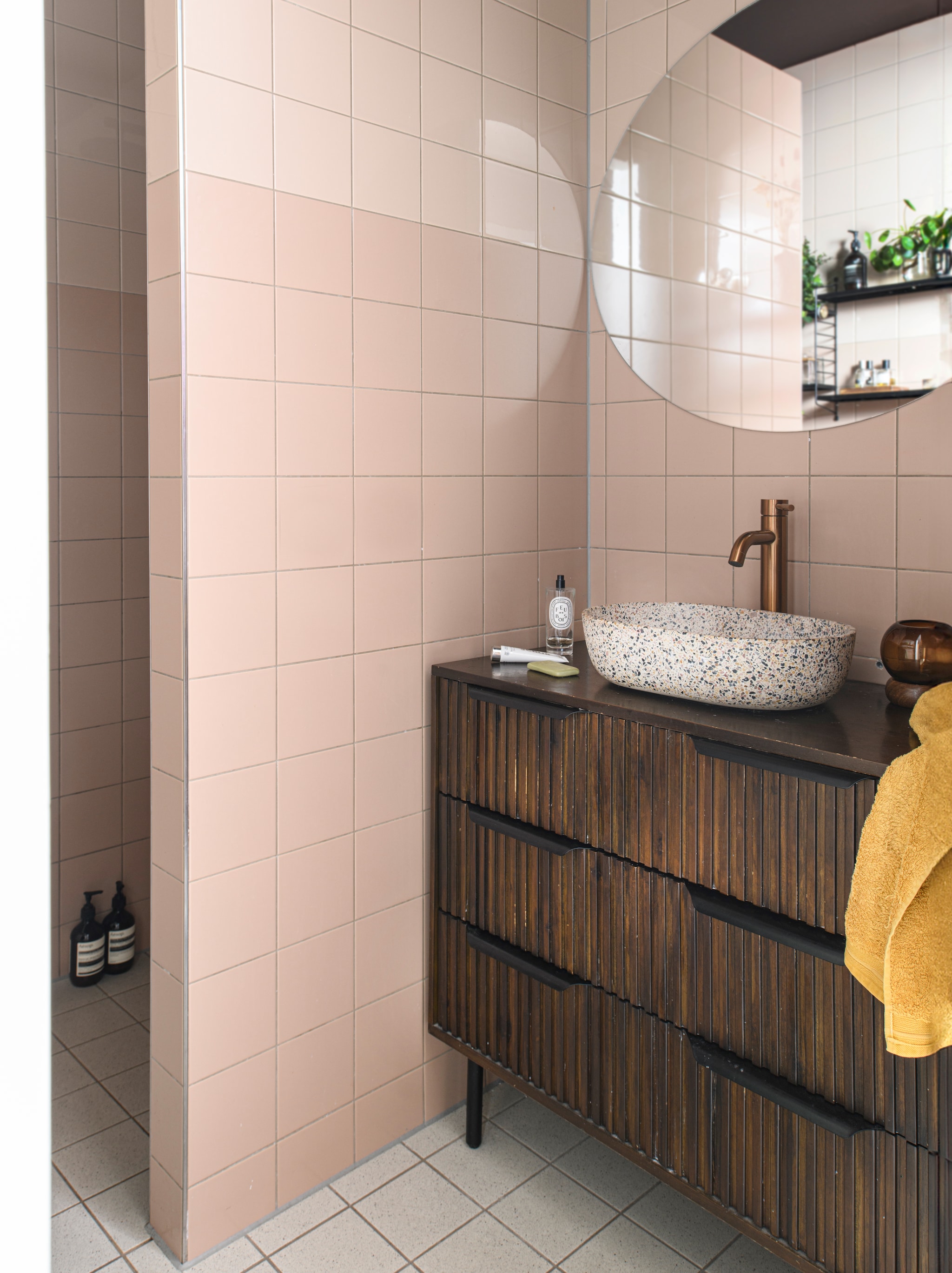 Matte en glanzende wandtegels Mosa. Wastafel van terrazzo. Kraan Mastello. De spiegel is een prototype uit een collectie in ontwikkeling. vtwonen Design 07-2026 | styling Kim Timmerman | fotografie Louis Lemaire