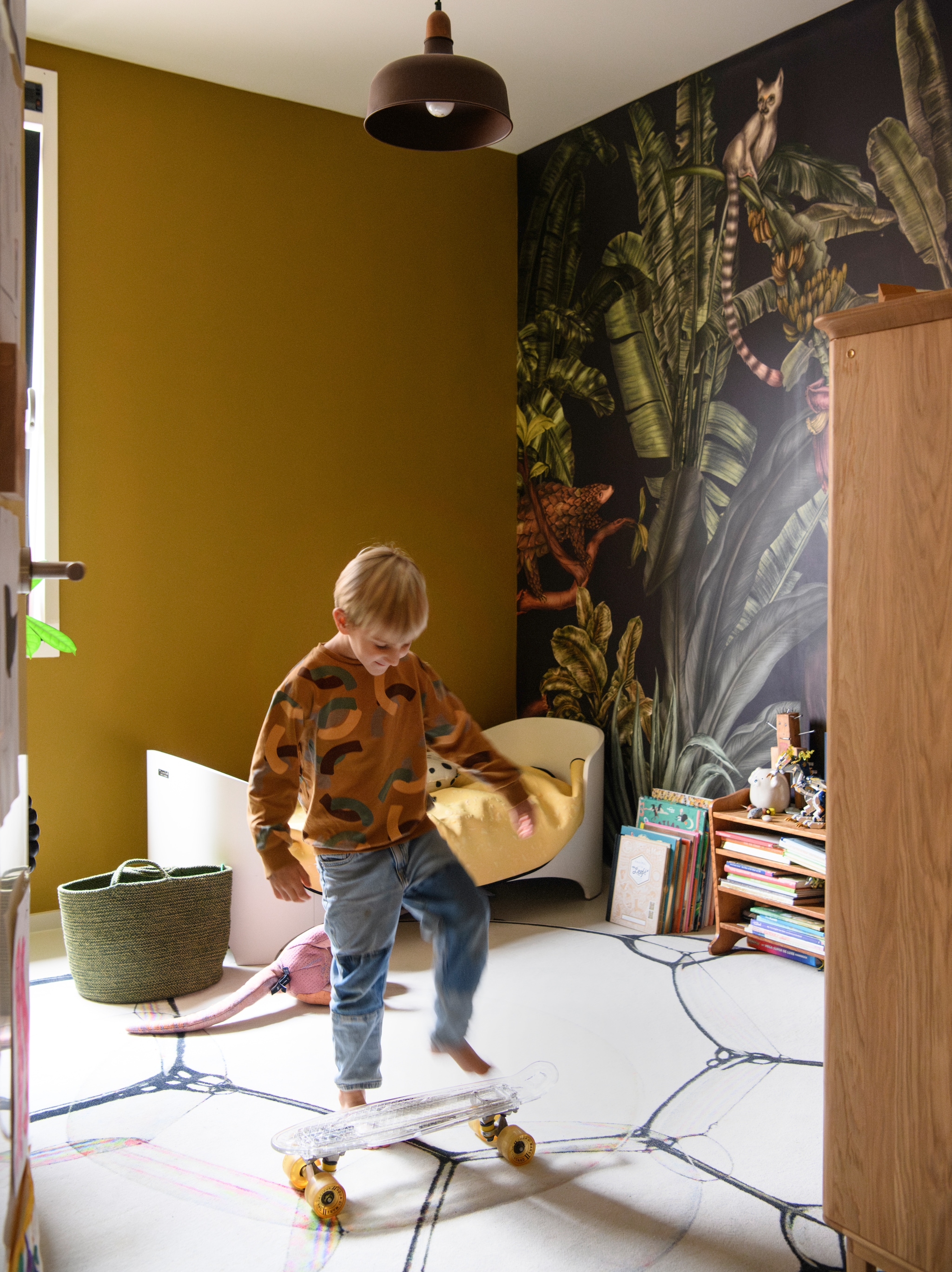 Bubble Carpet voor Moooi Carpets. Kast en hanglamp Sjoerd Vroonland Collection. Bed Leander. vtwonen Design 07-2026 | styling Kim Timmerman | fotografie Louis Lemaire