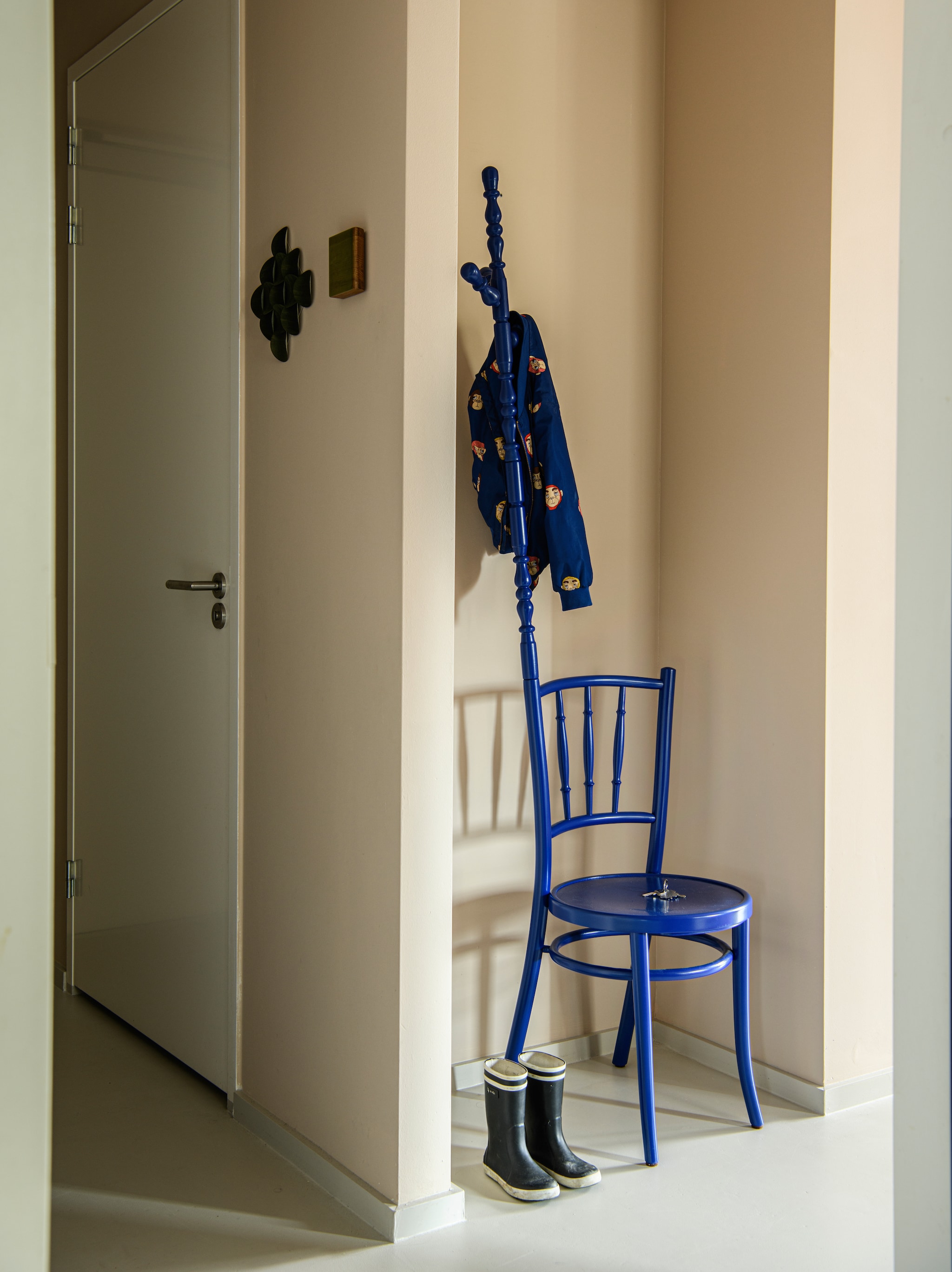 Kapstokstoel, de eerste stoel die Sjoerd ooit ontwierp, via Design van Teun. Aan de wand twee proeven uit de studio. vtwonen Design 07-2026 | styling Kim Timmerman | fotografie Louis Lemaire