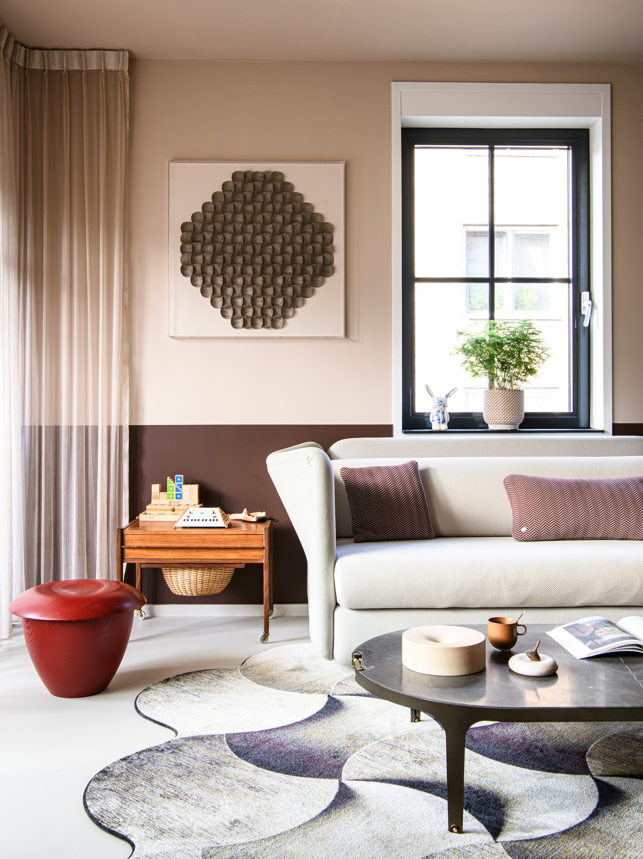 Salonafel Clamp Table voor Linteloo. Kunstwerk Timber Tones van Sjoerd Vroonland Collection. Tapijt voor Moooi Carpets, geïnspireerd op de Timber Tones-objecten. vtwonen Design 07-2026 | styling Kim Timmerman | fotografie Louis Lemaire