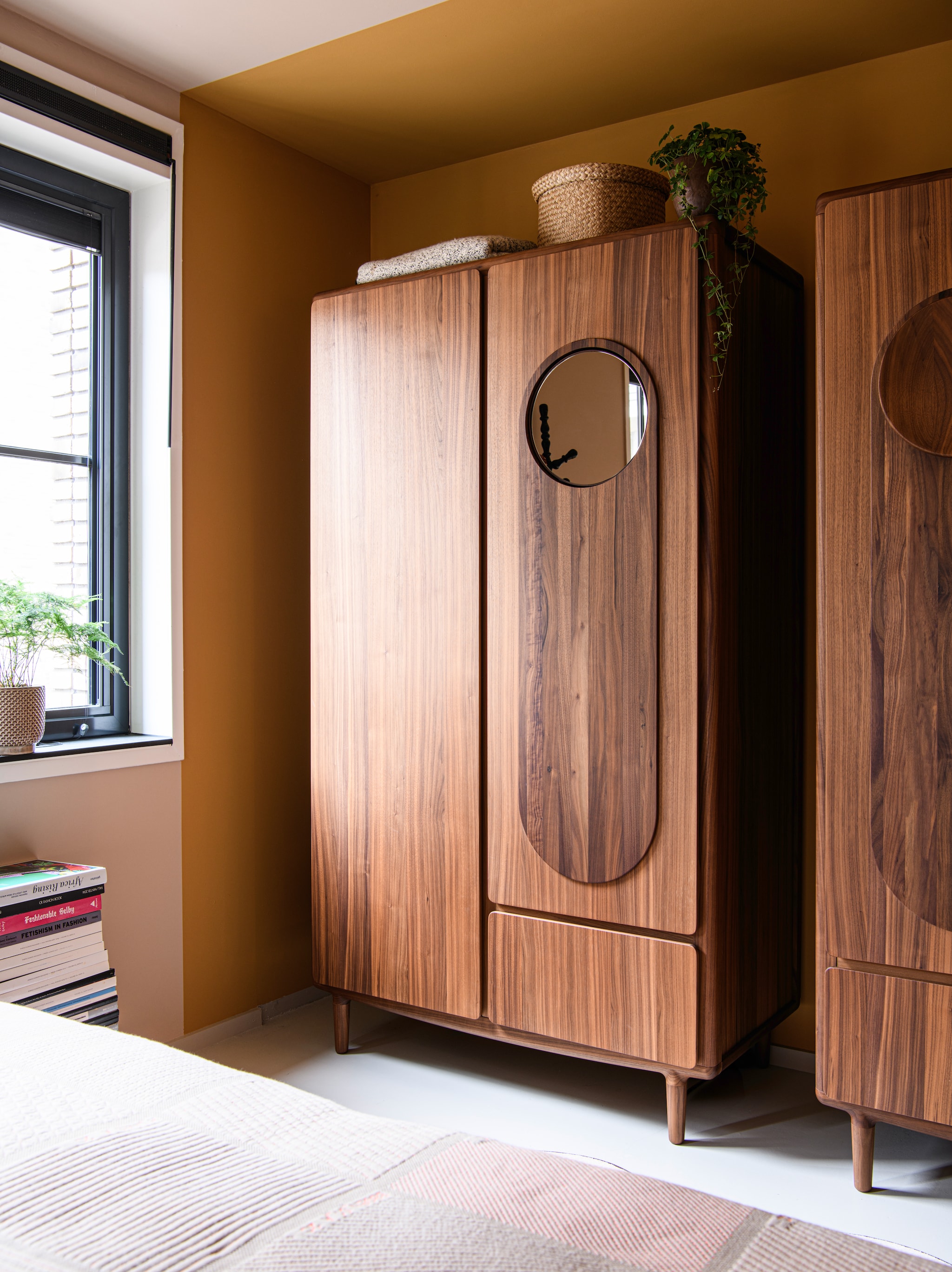 Kledingkasten met draaibare spiegel en binnenspiegel om jezelf van de achterkant te bekijken Sjoerd Vroonland. vtwonen Design 07-2026 | styling Kim Timmerman | fotografie Louis Lemaire