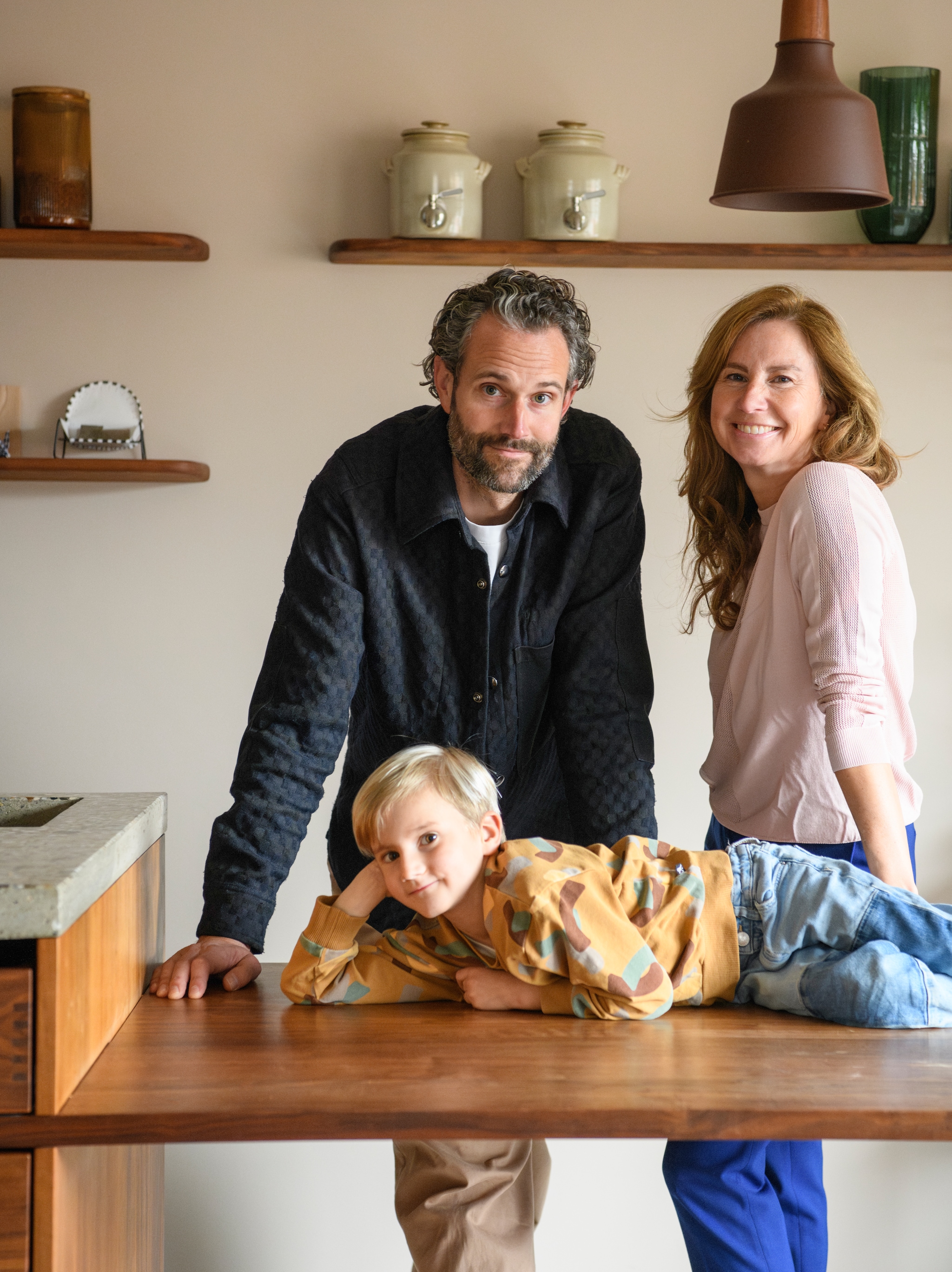 Sjoerd Vroonland, Debbie Wester en zoon Raf. vtwonen Design 07-2026 | styling Kim Timmerman | fotografie Louis Lemaire
