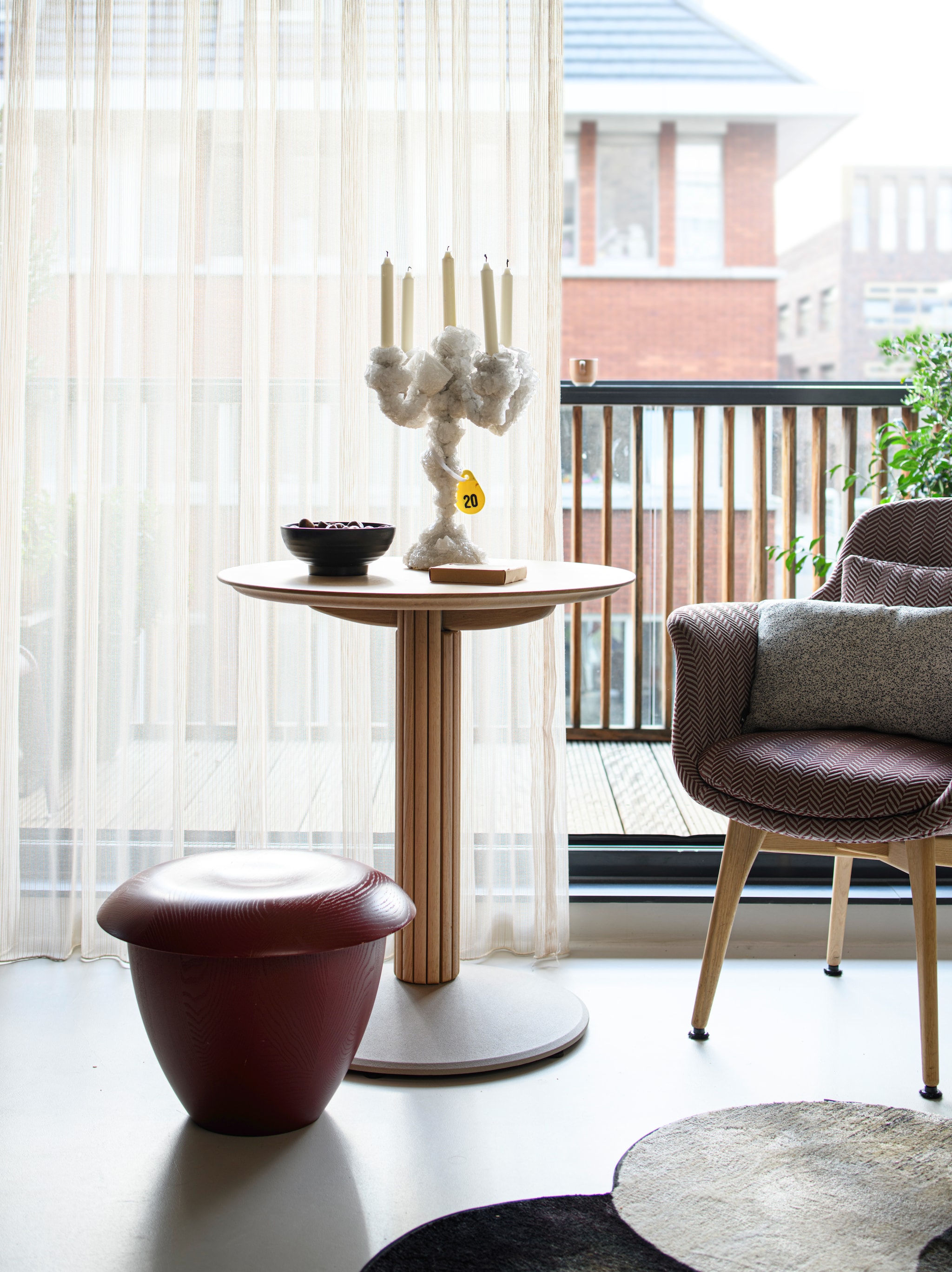 Kruk Aldo Bakker. Tafel Dundrige en stoel Chidden voor Revised. Kandelaar Mark Sturkenboom. vtwonen Design 07-2026 | styling Kim Timmerman | fotografie Louis Lemaire