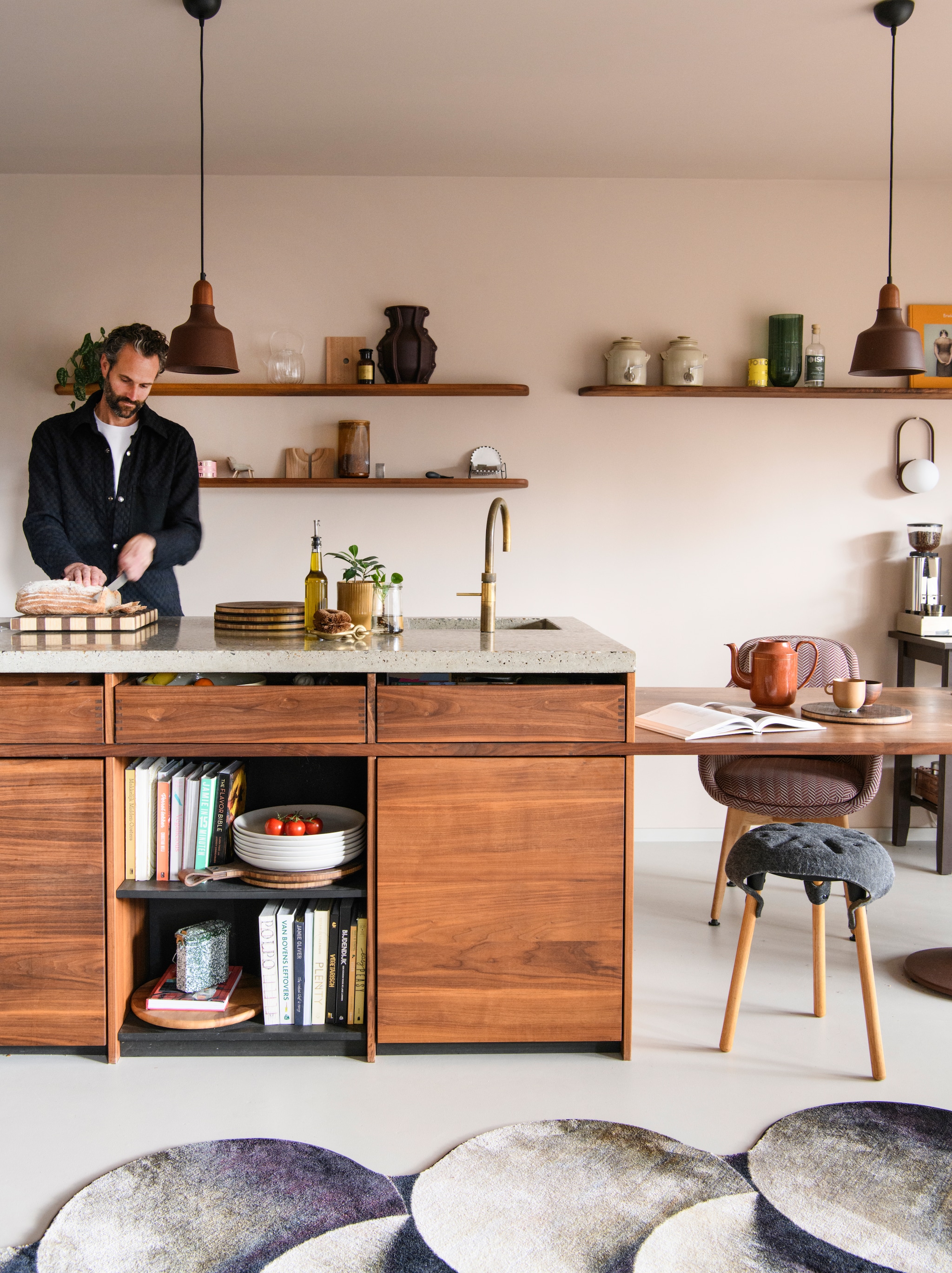 Walnoothouten keuken zelf ontworpen. Terrazzo werkblad Betonreform. Kruk Saddle en hanglamp Wedge van Vroonland Collection. Stoel ontwerp voor Revised. Tapijt voor Moooi Carpets