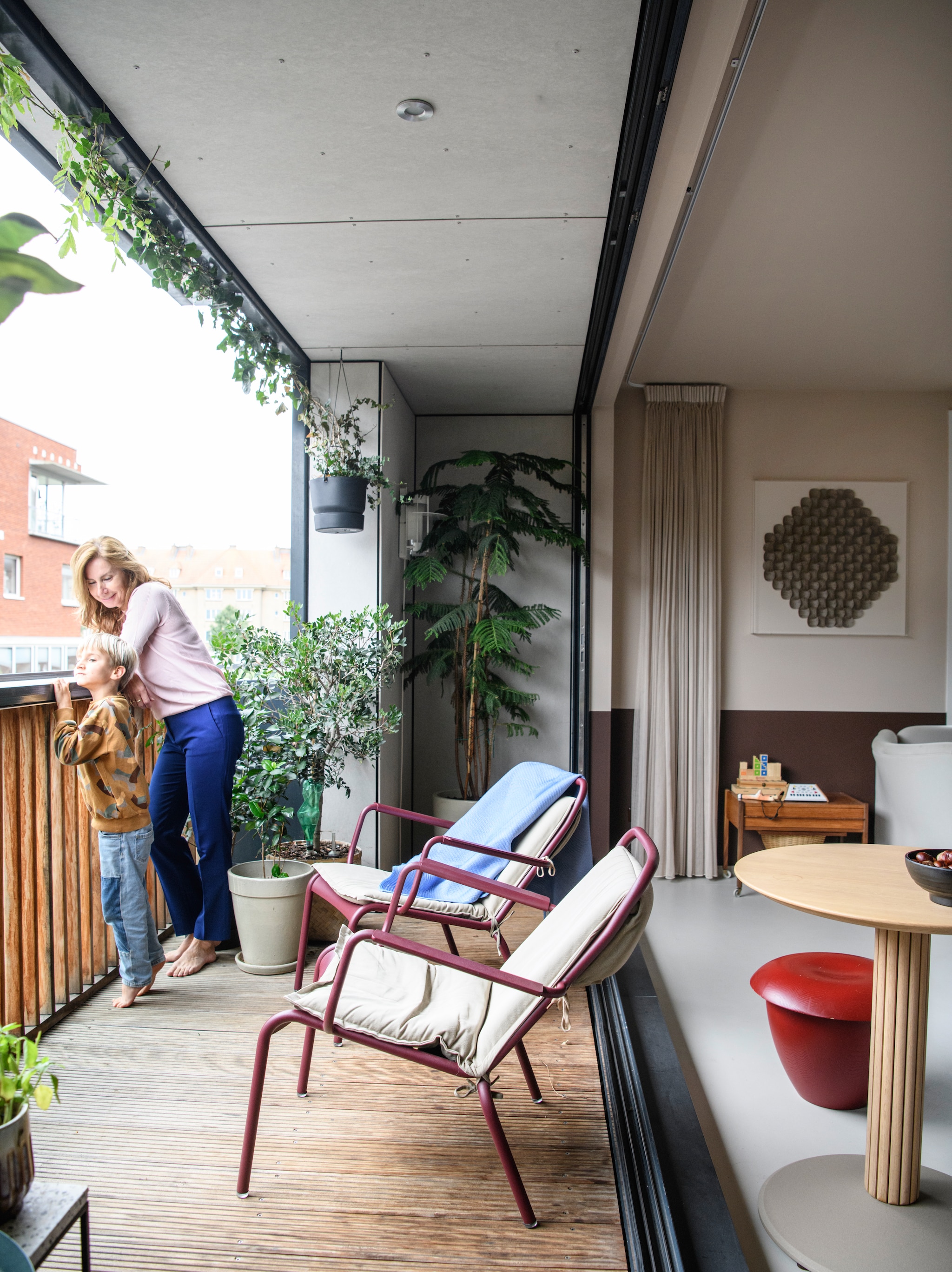 Stoelen Fermob. vtwonen Design 07-2026 | styling Kim Timmerman | fotografie Louis Lemaire