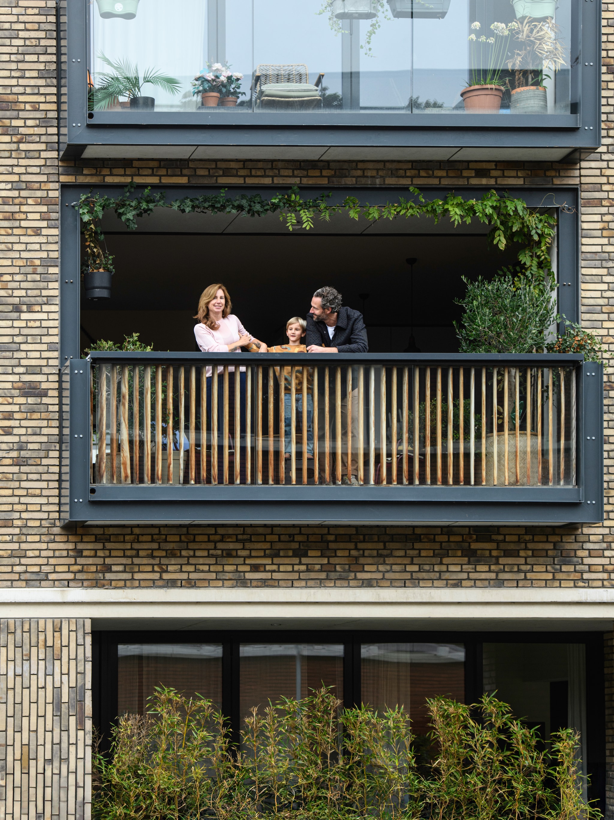 Het balkon, een plek waar Sjoerd en Debbie graag de seizoenen volgen en genieten van het uitzicht over de Houthavens. vtwonen Design 07-2026 | styling Kim Timmerman | fotografie Louis Lemaire