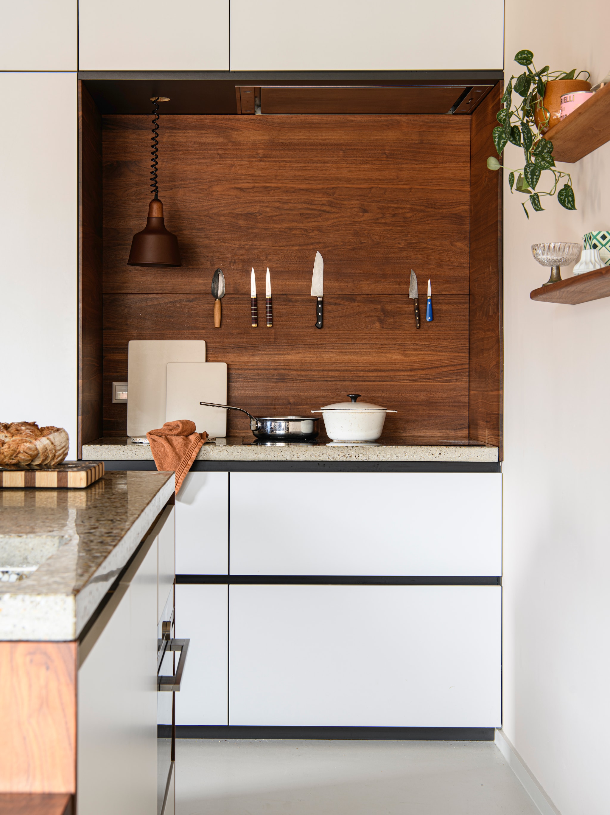 Keuken eigen ontwerp in massief walnoot. Werkblad in terrazzo van Betonreform. vtwonen Design 07-2026 | styling Kim Timmerman | fotografie Louis Lemaire