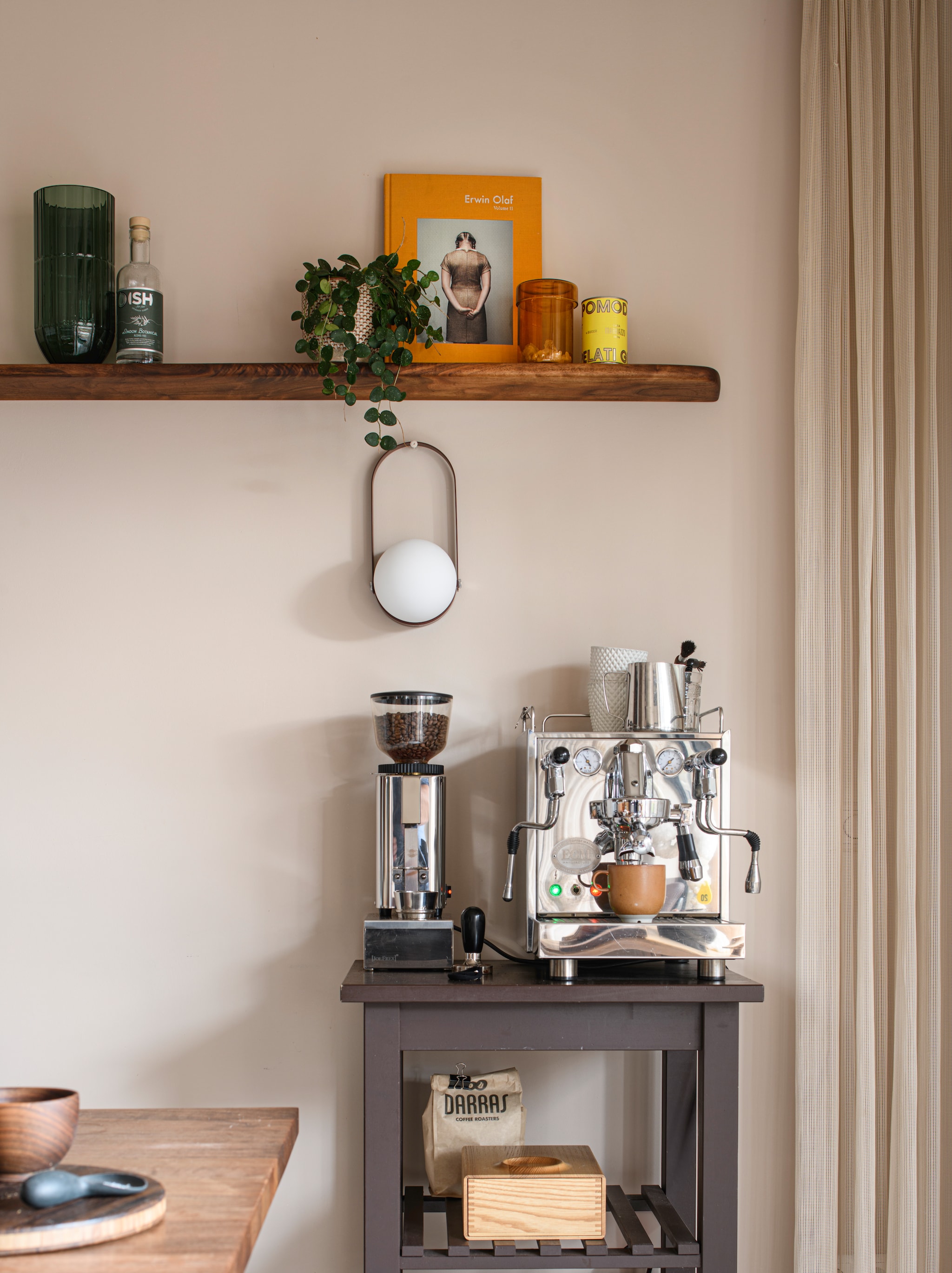 Massief houten theedoos met lade en aan de bovenzijde een opstaande rand voor natte theezakjes, ontwikkeld voor Quooker. vtwonen Design 07-2026 | styling Kim Timmerman | fotografie Louis Lemaire
