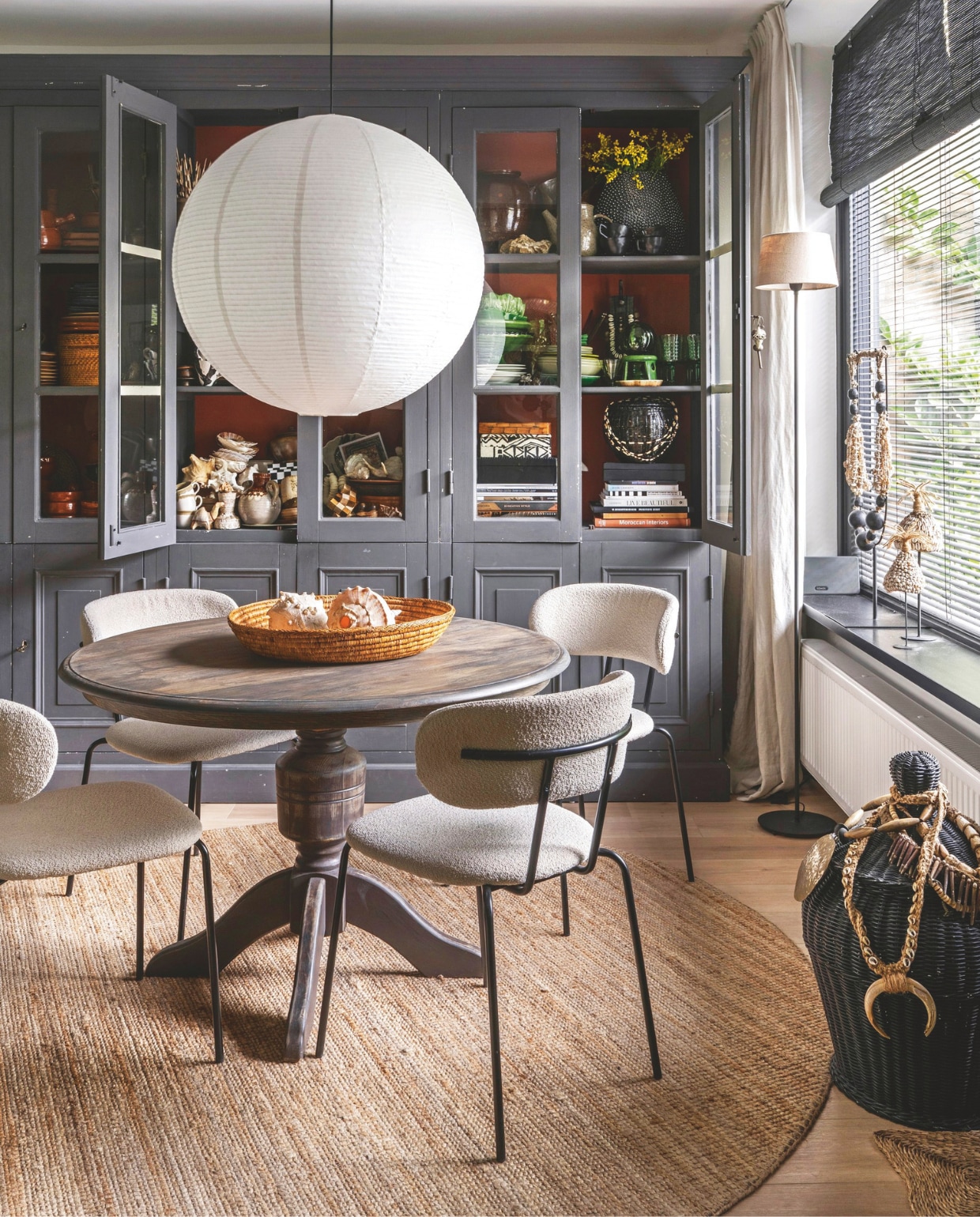 Lamp en vloerkleed Ikea. Stoelen en raambekleding Kwantum. Kast ’t Looiershuis. Vloer Cibo Vloeren. Overig kringloop. vtwonen 04-2026 | styling Moniek Visser | fotografie Stan Koolen