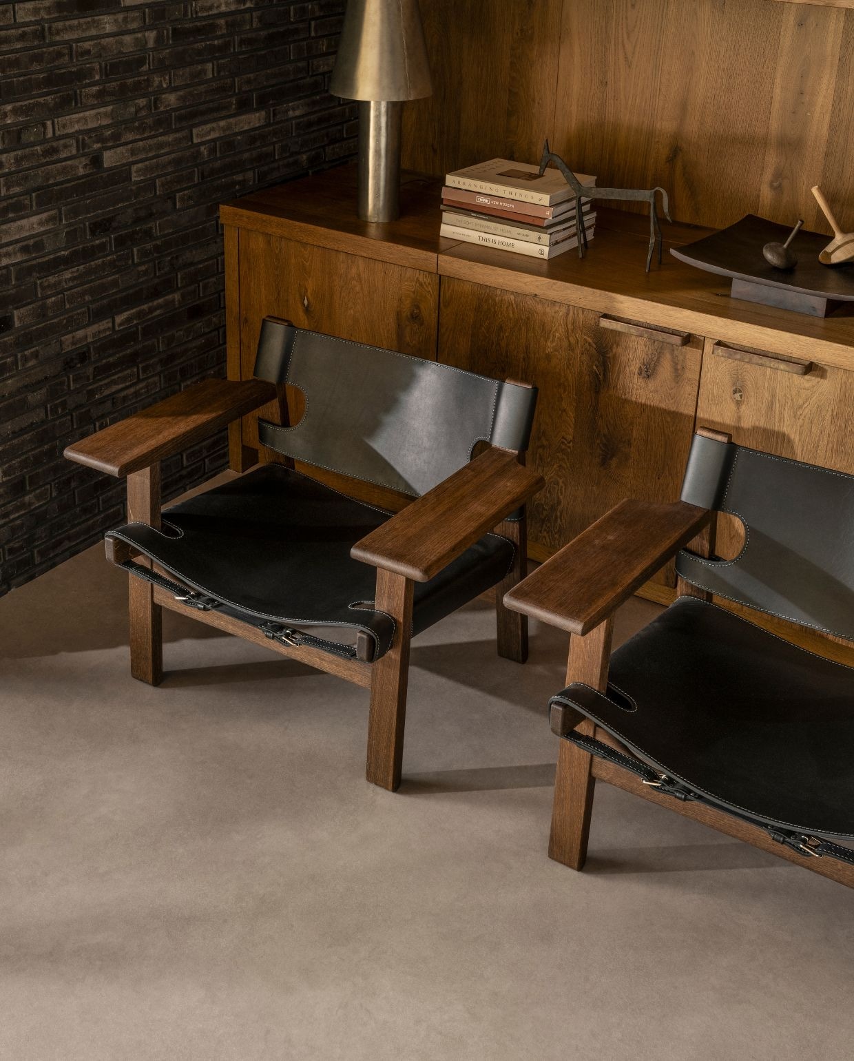 vtwonen Novilon Sandstone, zand, 21112 (200 cm) of 2111 (400 cm) cm breed, per m² € 40,- . M.m.v. designtales.nl (fauteuils The Spanish Chair van Fredericia, schaal Relevé van Audo), hkliving.com (tafellamp Metal Cone). Overig privébezit. vtwonen 05-2026 | styling Kim van Rossenberg | fotografie Stan Koolen