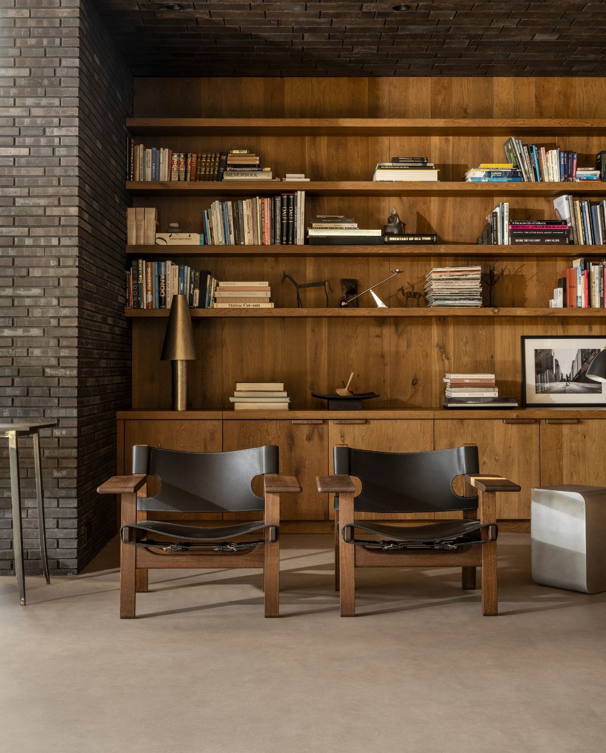 vtwonen Novilon Sandstone, zand, 21112 (200 cm) of 2111 (400 cm) cm breed, per m²  € 40,- . M.m.v. designtales.nl (Fauteuils The Spanish Chair van Fredericia, bijzettafel, chromen kandelaar Interconnect en donkerbruine schaal op voet Relevé van Audo), hkliving.com (tafellamp Metal Cone). Overig privébezit. vtwonen 05-2026 | styling Kim van Rossenberg | fotografie Stan Koolen