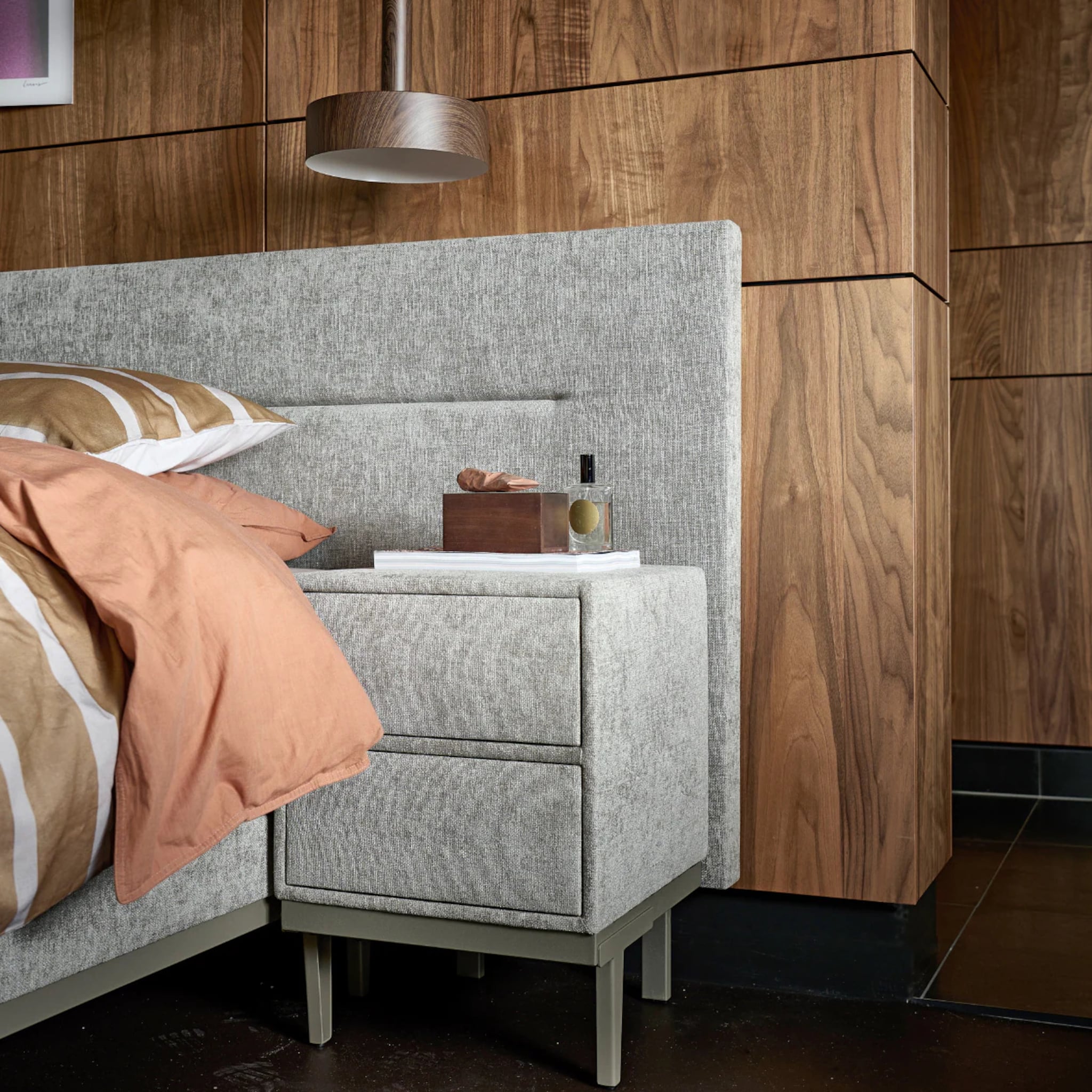hanglamp naast het bed