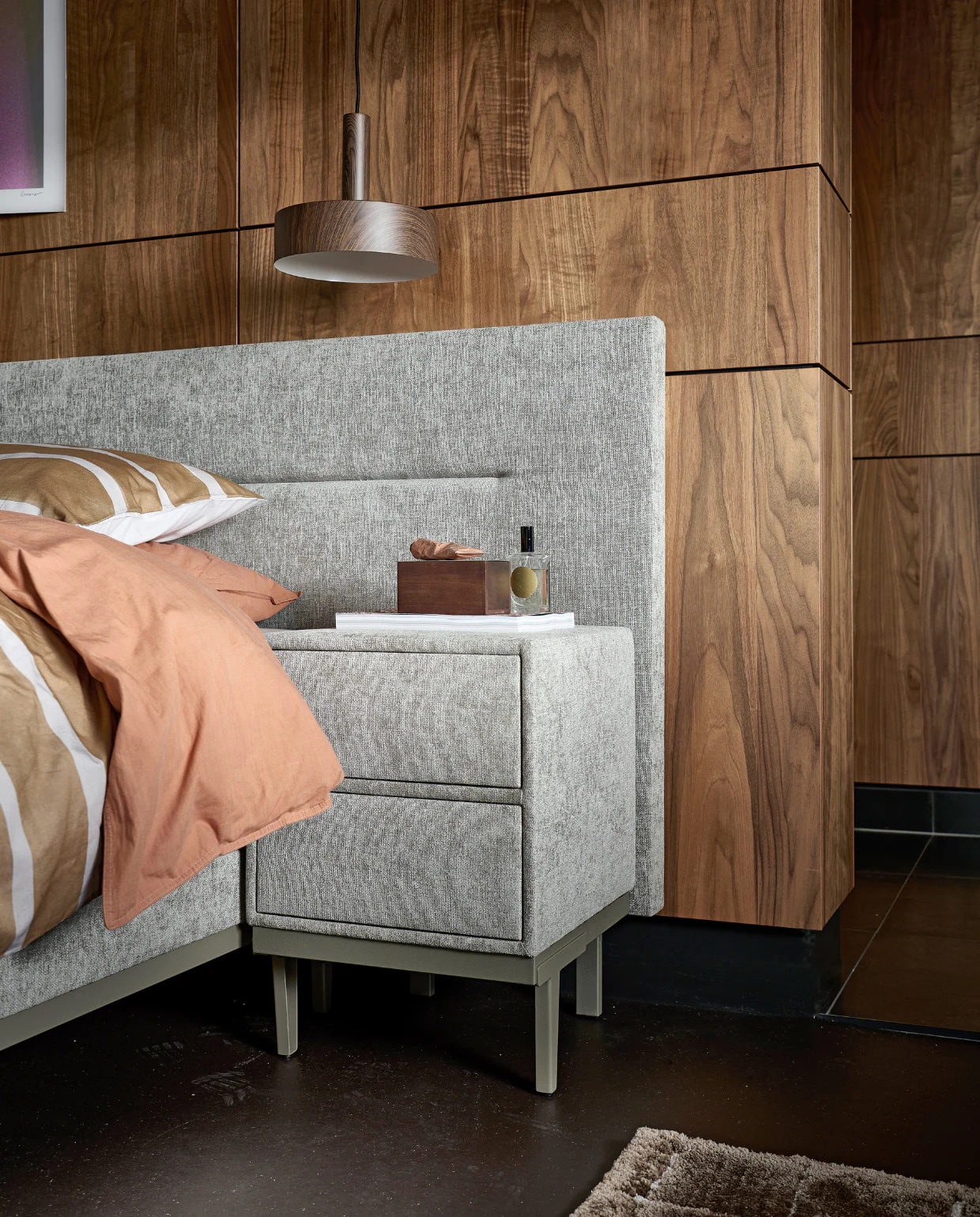 Vloer Marmoleum in Basalt per m2 € 50,40. Boxspring Lifestyle by vtwonen Cinnamon Large vanaf € 2090,-. Nachtkastje Lifestyle Cardemom met 2 lades vanaf € 199,-. Dekbedovertrek Tribe in terra vanaf € 59,95. Kussen Broom Bow € 49,95.Hanglamp Woody € 79,99. Vloerkleed loperformaat Blocks € 239,99. M.m.v. zarahome.com (slippers), wallofart.com (poster). Overig privébezit.