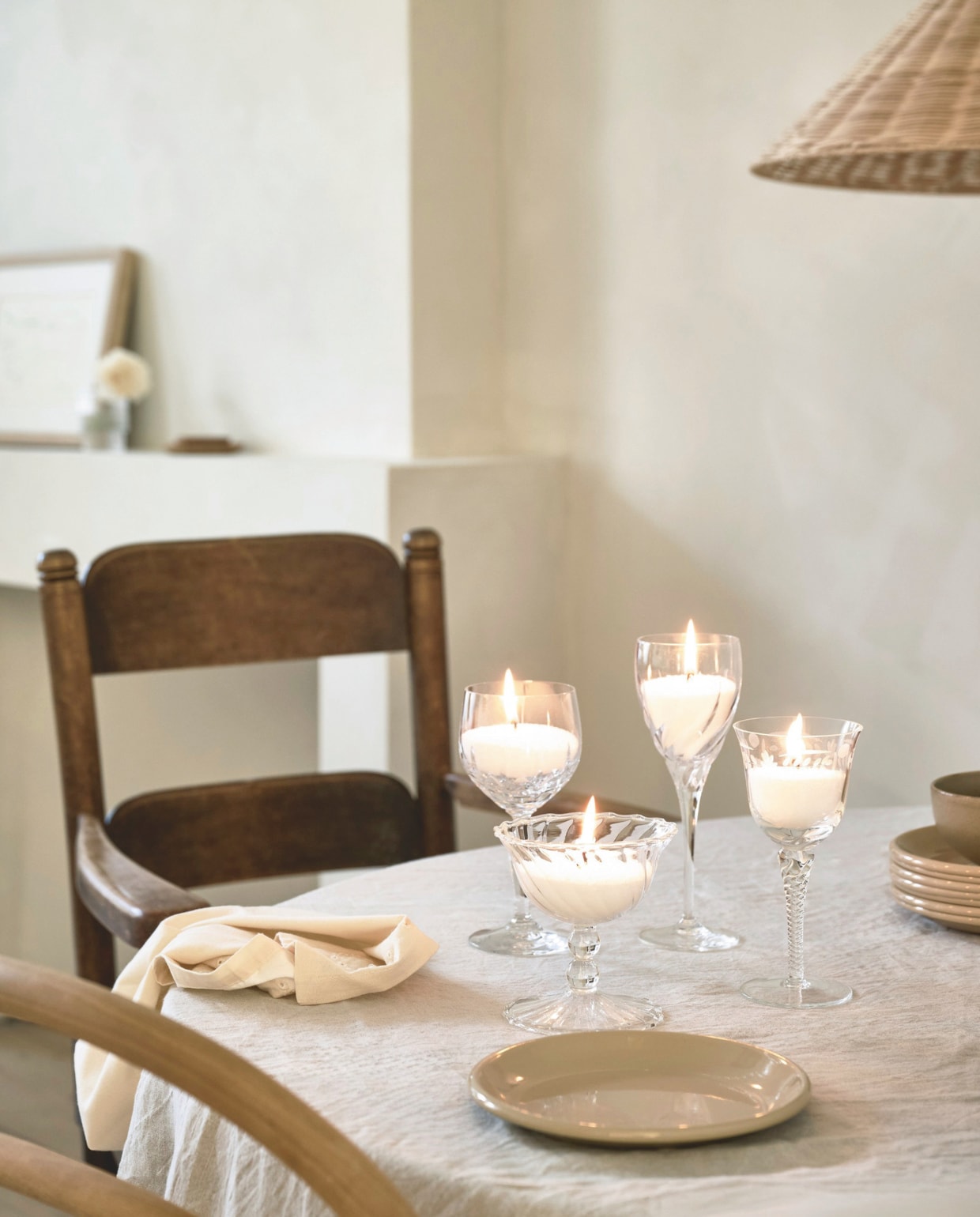 Nieuw licht op oud glas. vtwonen landelijk 04-2026 | Styling Kim van Rossenberg  | Fotografie Sjoerd Eickmans