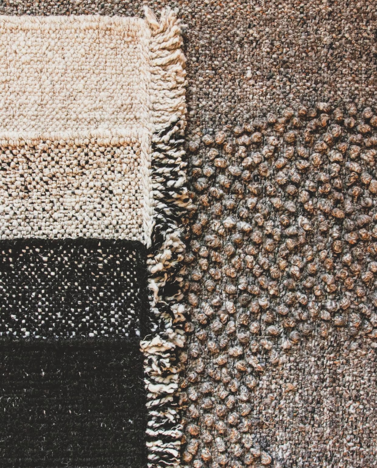 Weefsels van Daniel Costa, onder andere in samenwerking met Van Caster en voor The Mill Artisan Weaving. vtwonen design 03-2026 | fotografie Juliette Chrétien