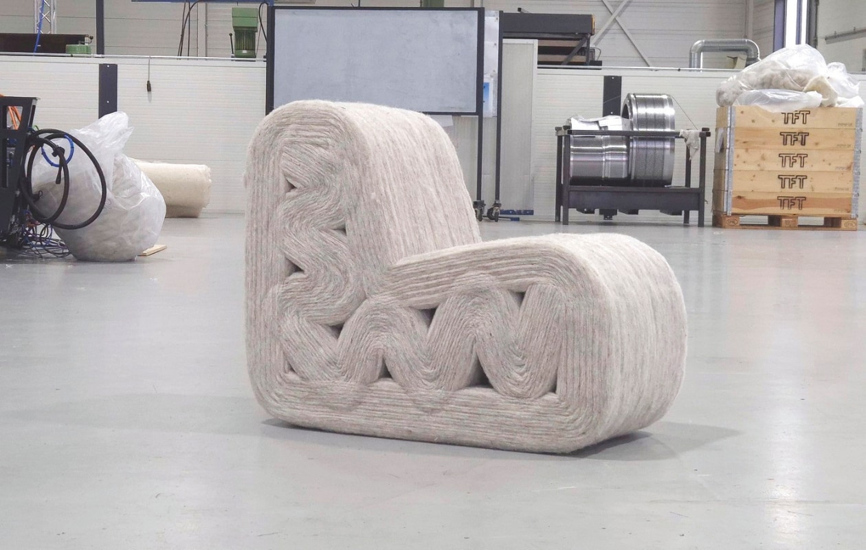 Christien aan de slag met Flocks Wobot, een 3D-gevilt wandpaneel in opdracht van De Her / Gemeente Rotterdam en de volledig geprinte bank. vtwonen design 03-2026 | fotografie Jim Vriens/TFT