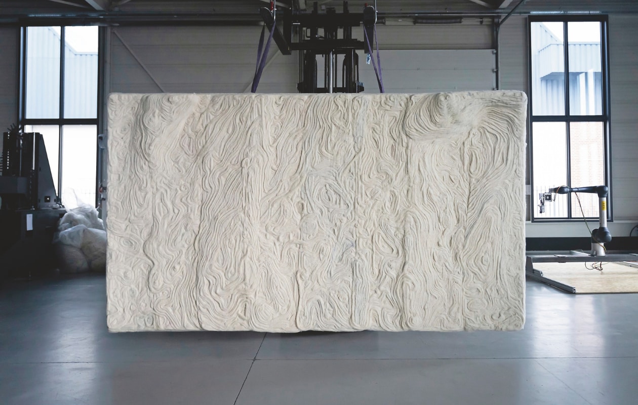 Christien aan de slag met Flocks Wobot, een 3D-gevilt wandpaneel in opdracht van De Her / Gemeente Rotterdam en de volledig geprinte bank. vtwonen design 03-2026 | fotografie Naomi Verdonschot