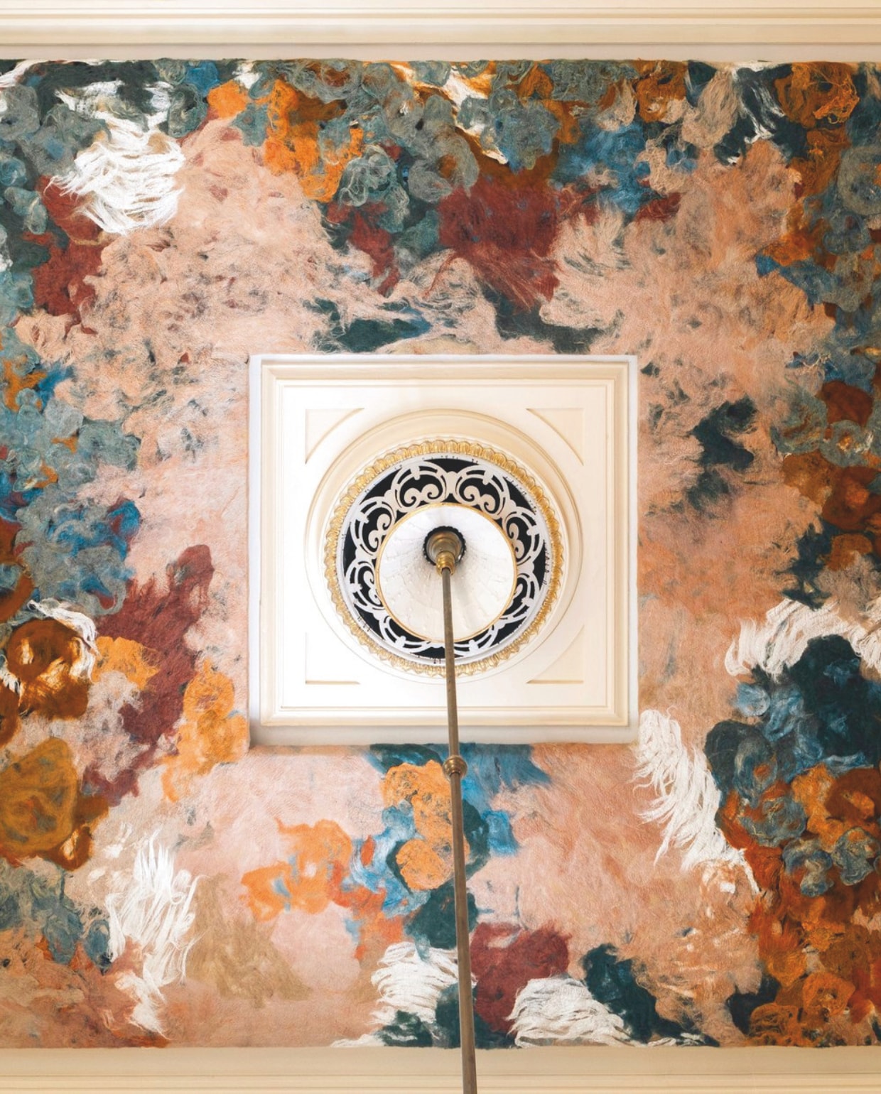 Studies met wol. Botanische fresco voor het plafond van de Pleinfoyer van het Internationaal Theater Amsterdam. Kussens en textiel van Loads Collection: natuurlijk gekleurd met bloemen en gemaakt van biodynamisch katoen van Sekem en Nederlandse Drentse heidewol. Het dagbed is geüpcycled. vtwonen design 03-2026 | fotografie Fabian Calis