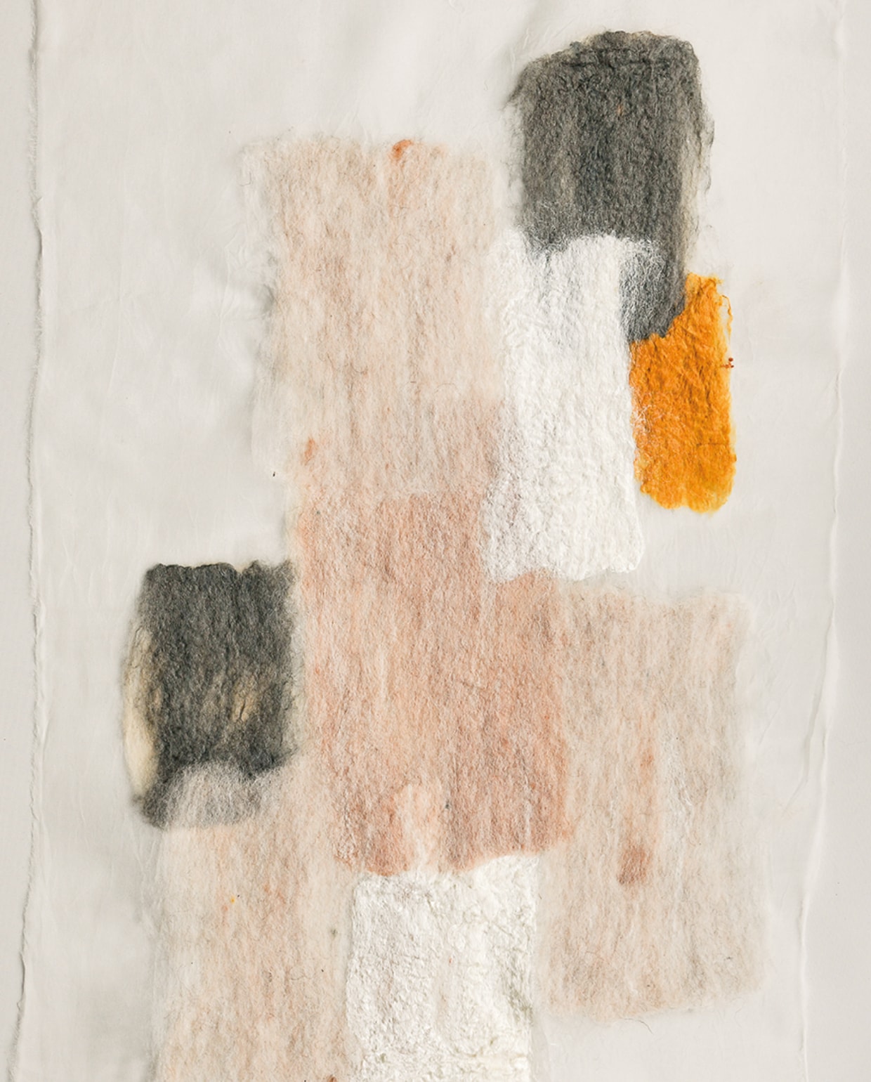 Studies met wol. Botanische fresco voor het plafond van de Pleinfoyer van het Internationaal Theater Amsterdam. Kussens en textiel van Loads Collection: natuurlijk gekleurd met bloemen en gemaakt van biodynamisch katoen van Sekem en Nederlandse Drentse heidewol. Het dagbed is geüpcycled. vtwonen design 03-2026 | fotografie Heleen Haijtema