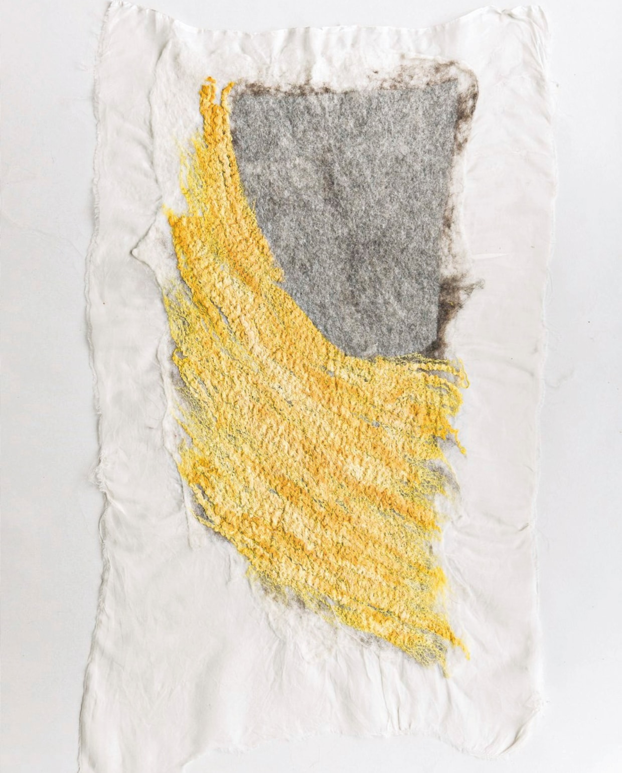 Studies met wol. Botanische fresco voor het plafond van de Pleinfoyer van het Internationaal Theater Amsterdam. Kussens en textiel van Loads Collection: natuurlijk gekleurd met bloemen en gemaakt van biodynamisch katoen van Sekem en Nederlandse Drentse heidewol. Het dagbed is geüpcycled. vtwonen design 03-2026 | fotografie Heleen Haijtema