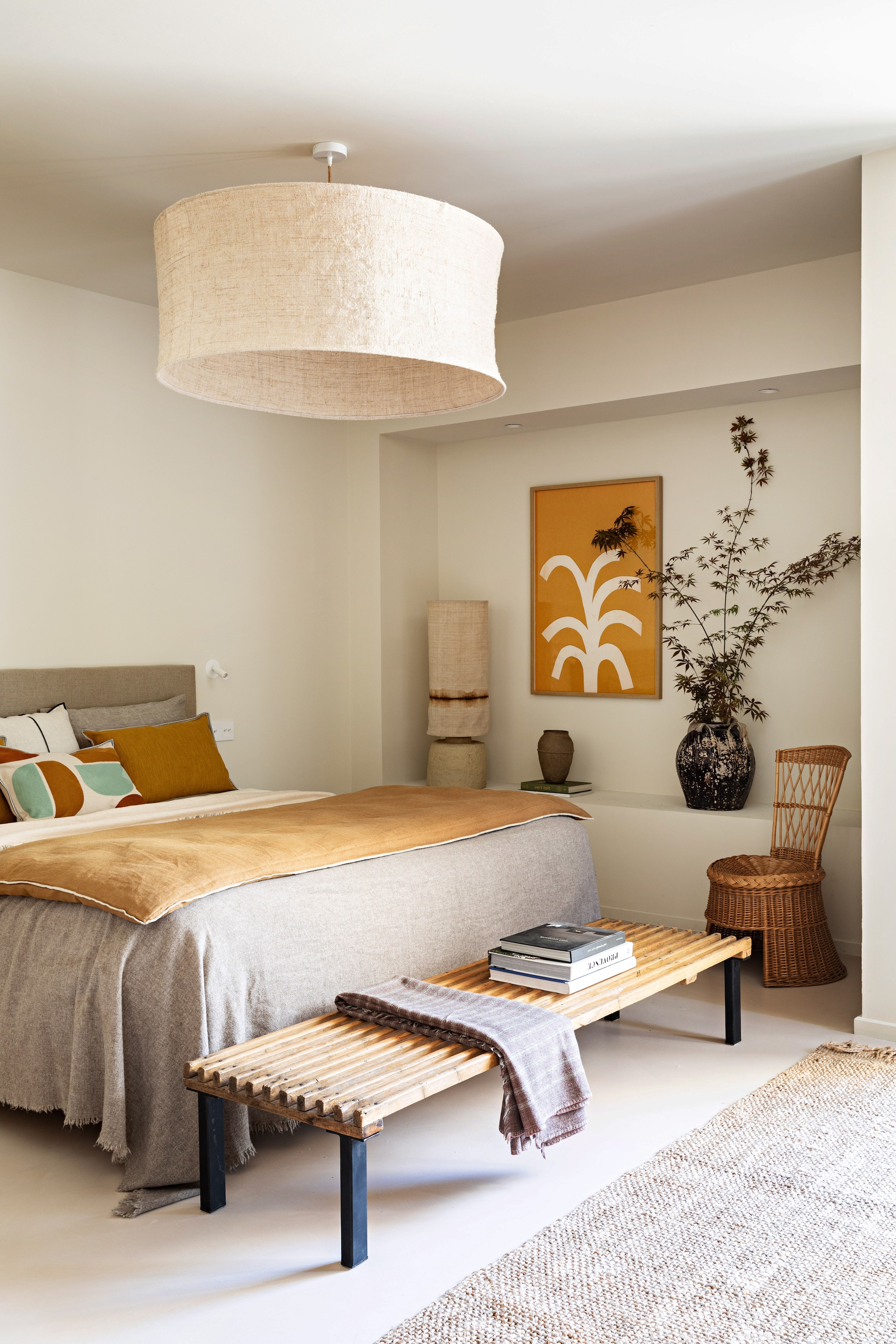 Linnen hoofdeind maatwerk. Hanglamp lokaal gekocht. Vloerkleed Cfoc. Bank en stoel vintage. Sprei Moismont. Kunst Lauri Hopkins. Pot Marktplaats. Vaas Serax. Lakens en kussens Casamance en Maison de Vacances. Dekbedovertrek Haomy. vtwonen 08-2026 | styling Marie-Maud Levron | fotografie Yann Deret