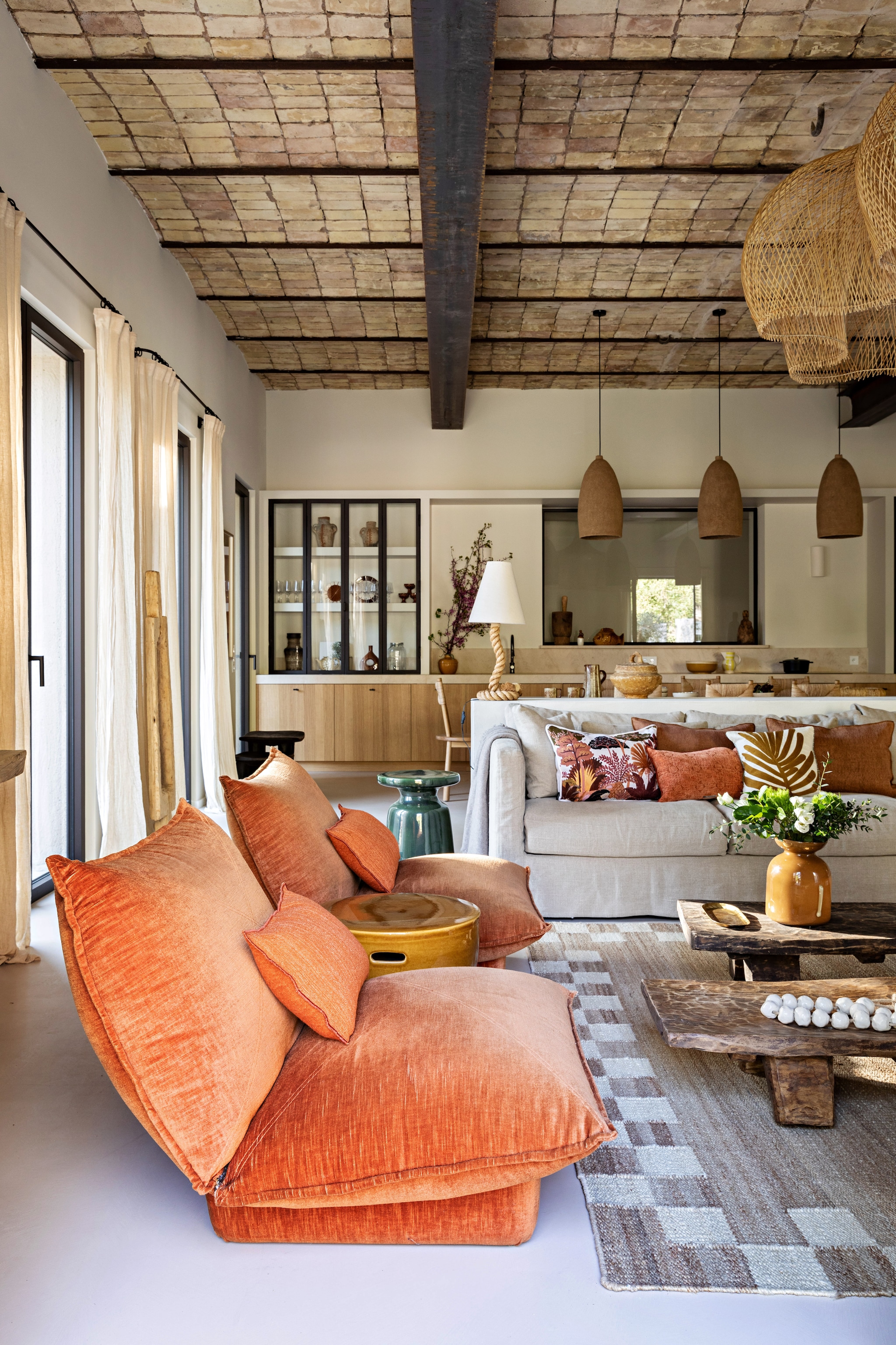 Bank Home Spirit. Kussens Élitis, Madura en Maison de Vacances. Vergelijkbare fauteuils Woood via shop.vtwonen.nl. Keramieken bijzettafels Kave Home. Salontafels antiek. Vloerkleed Nordic Knots. Touwlamp van Audoux-Minet vintage. vtwonen 08-2026 | styling Marie-Maud Levron | fotografie Yann Deret