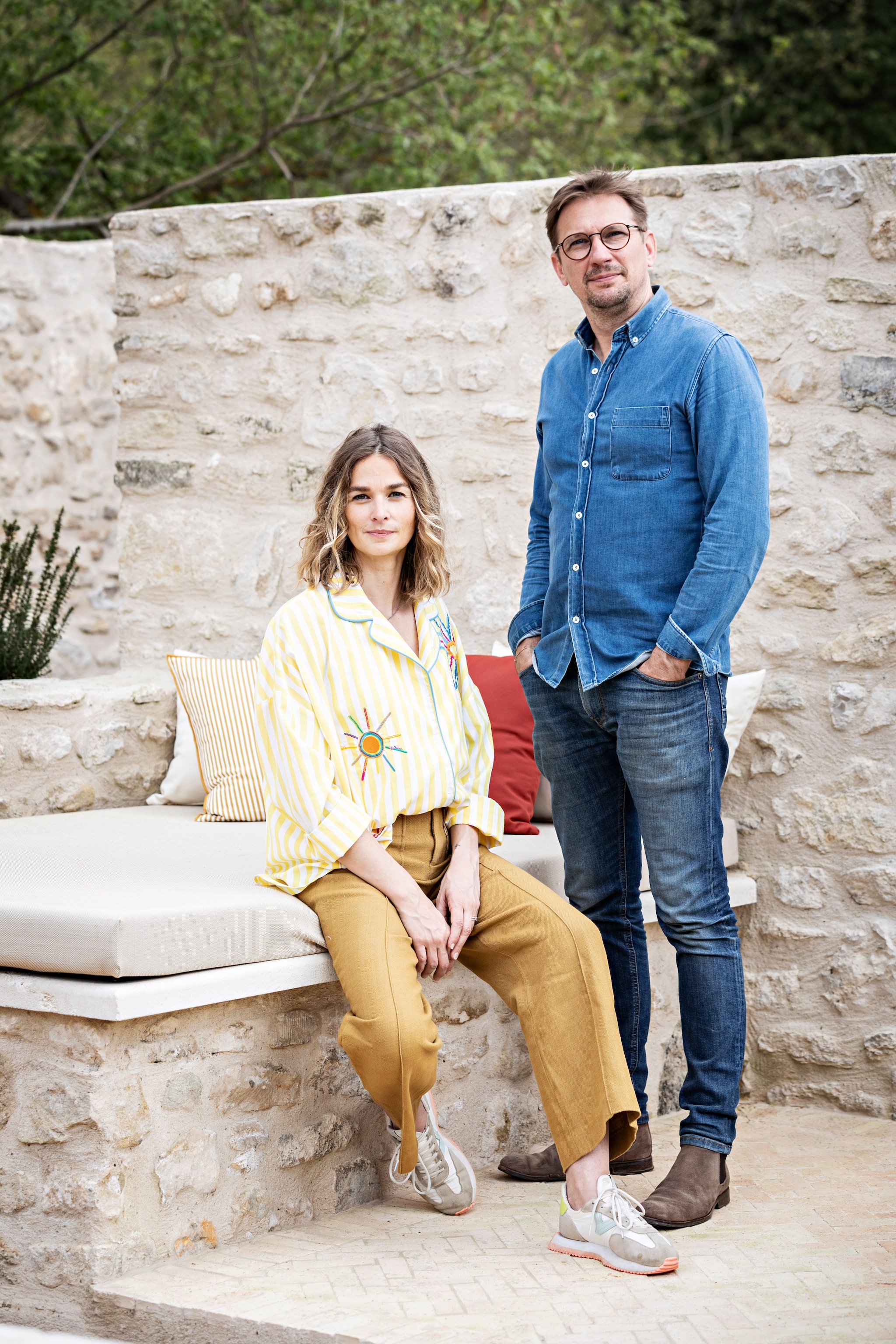 Marion en Didier. Bank van overgebleven gevelstenen. Kussens maatwerk. vtwonen 08-2026 | styling Marie-Maud Levron | fotografie Yann Deret
