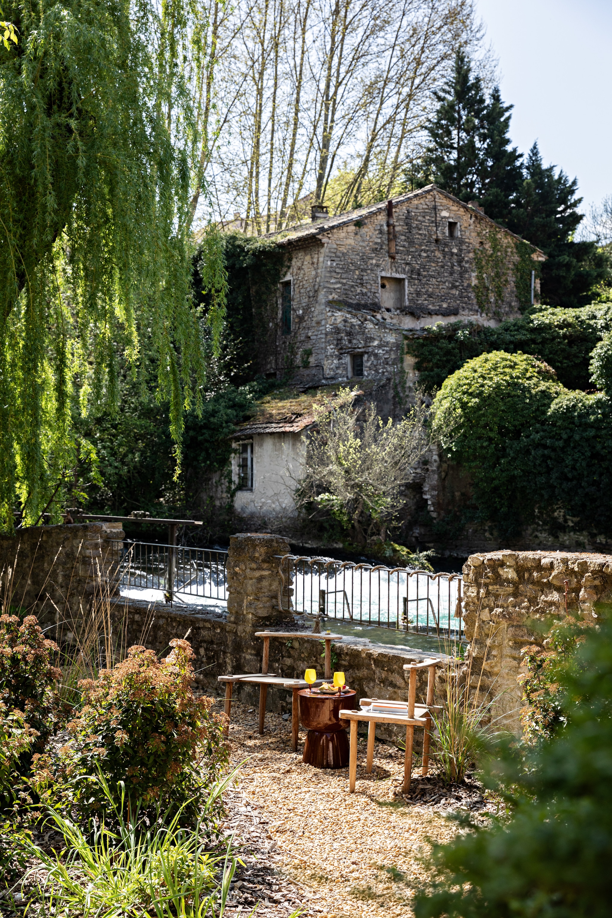 Tuinset vintage. vtwonen 08-2026 | styling Marie-Maud Levron | fotografie Yann Deret