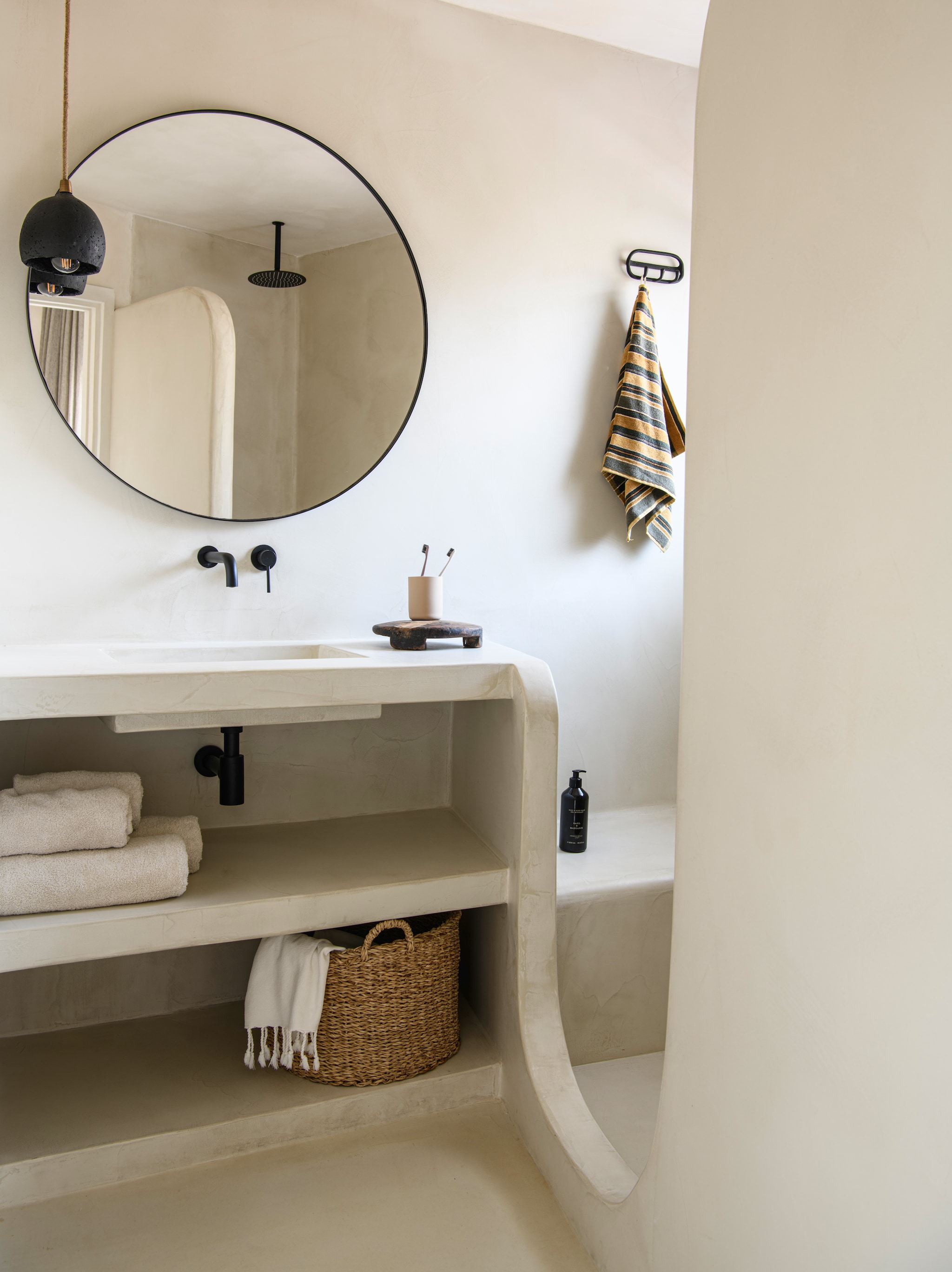 Microcement voor wanden, vloeren, maatwerk wastafelmeubel en douche Topciment. Spiegel Zara Home. vtwonen 08-2026 | styling Inge van Lieshout | fotografie Louis Lemaire | productie Insidehomepage