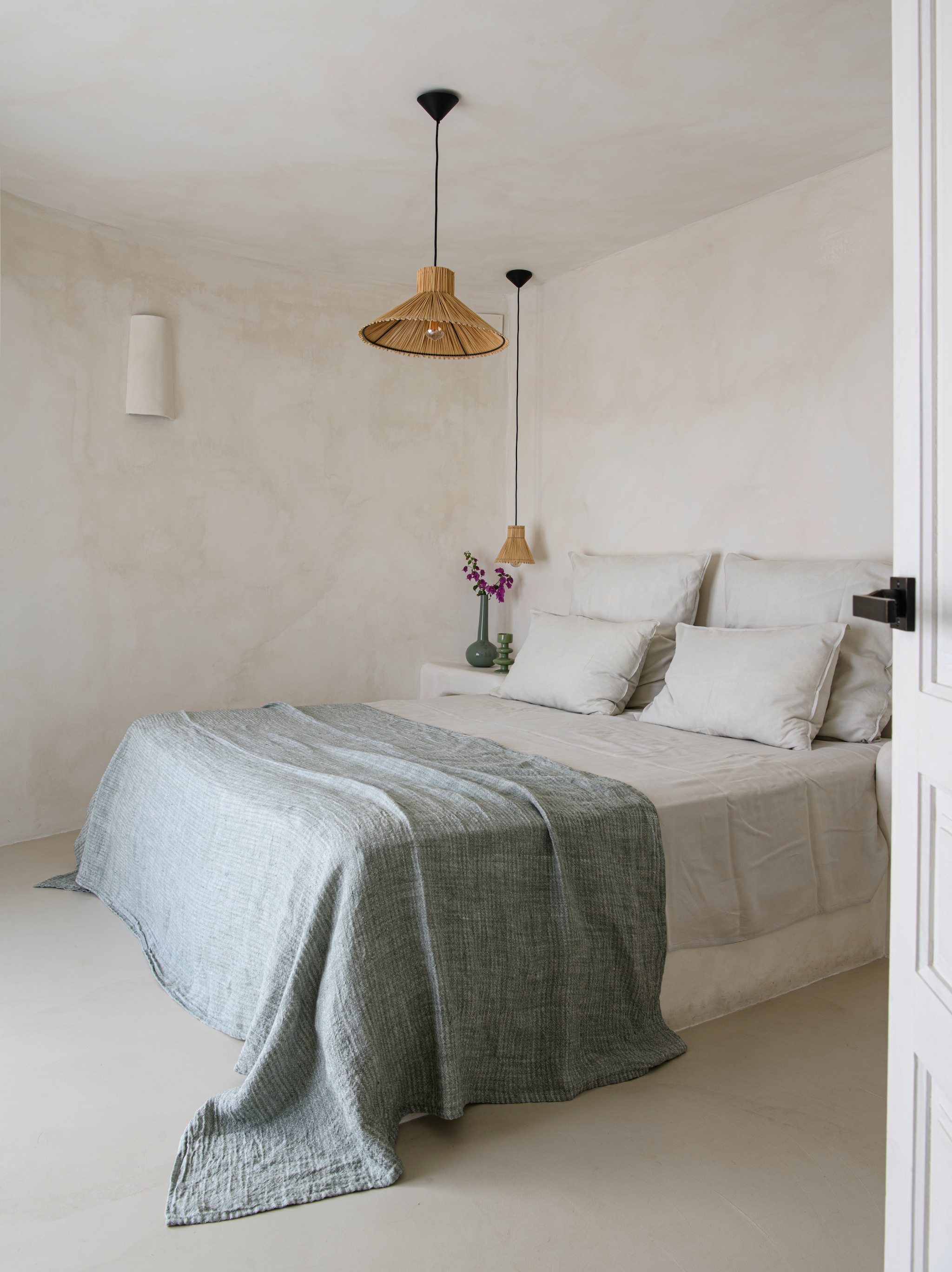 Microcementvloer Topciment. Muren en maatwerk bed en nachtkastjes geverfd met kalkverf Chalk van Bauwerk Colours. Beddengoed Zara Home. Plaid Haomy. vtwonen 08-2026 | styling Inge van Lieshout | fotografie Louis Lemaire | productie Insidehomepage