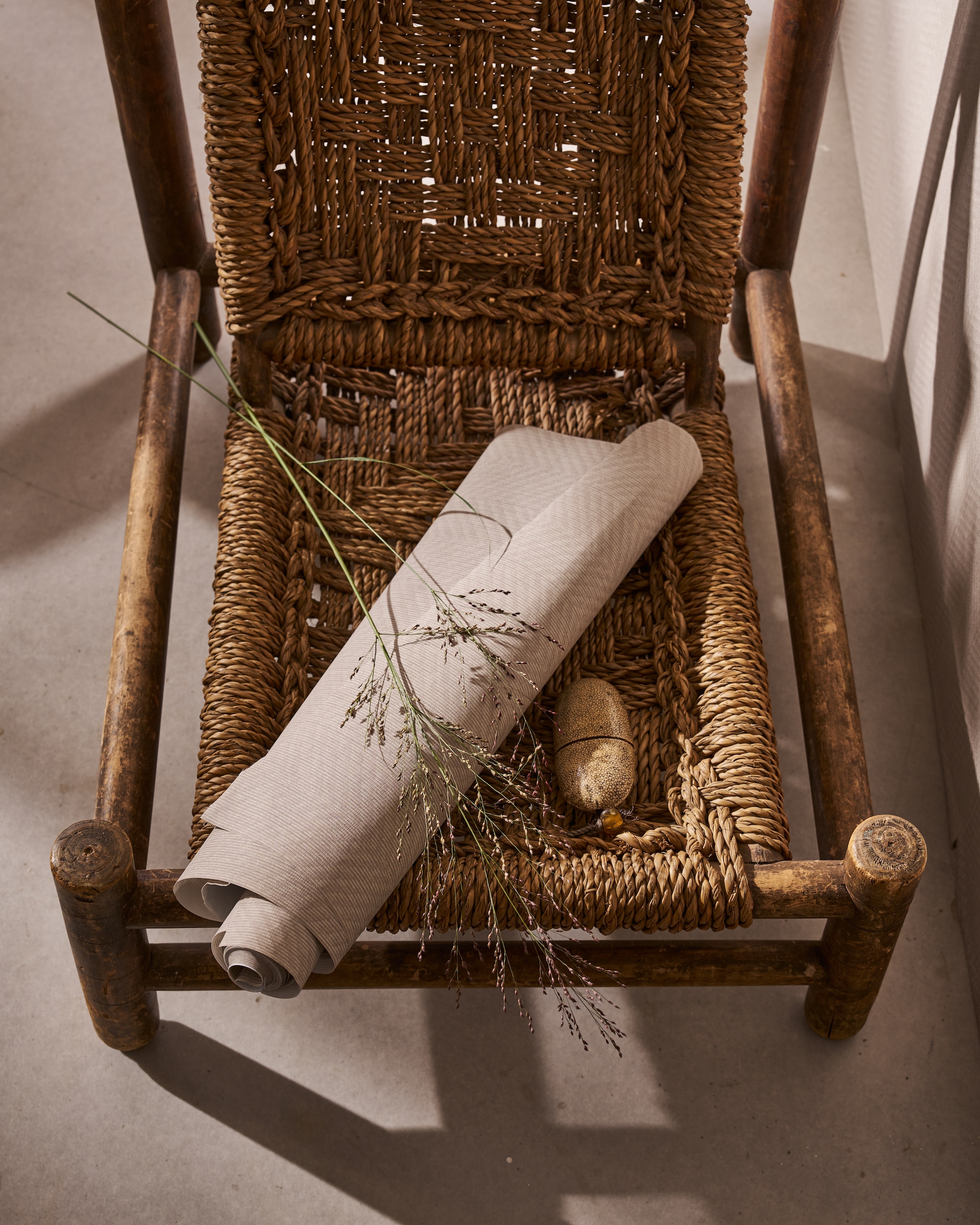 vtwonen behang Herringbone, vliesbehangpapier, soft naturel, 10 m x 53 cm (lxb), per rol € 35,99.< M.m.v. pietjonker.nl (houten fauteuil). vtwonen Landelijk 06-2026 | styling Cleo Scheulderman | fotografie Jeroen van der Spek