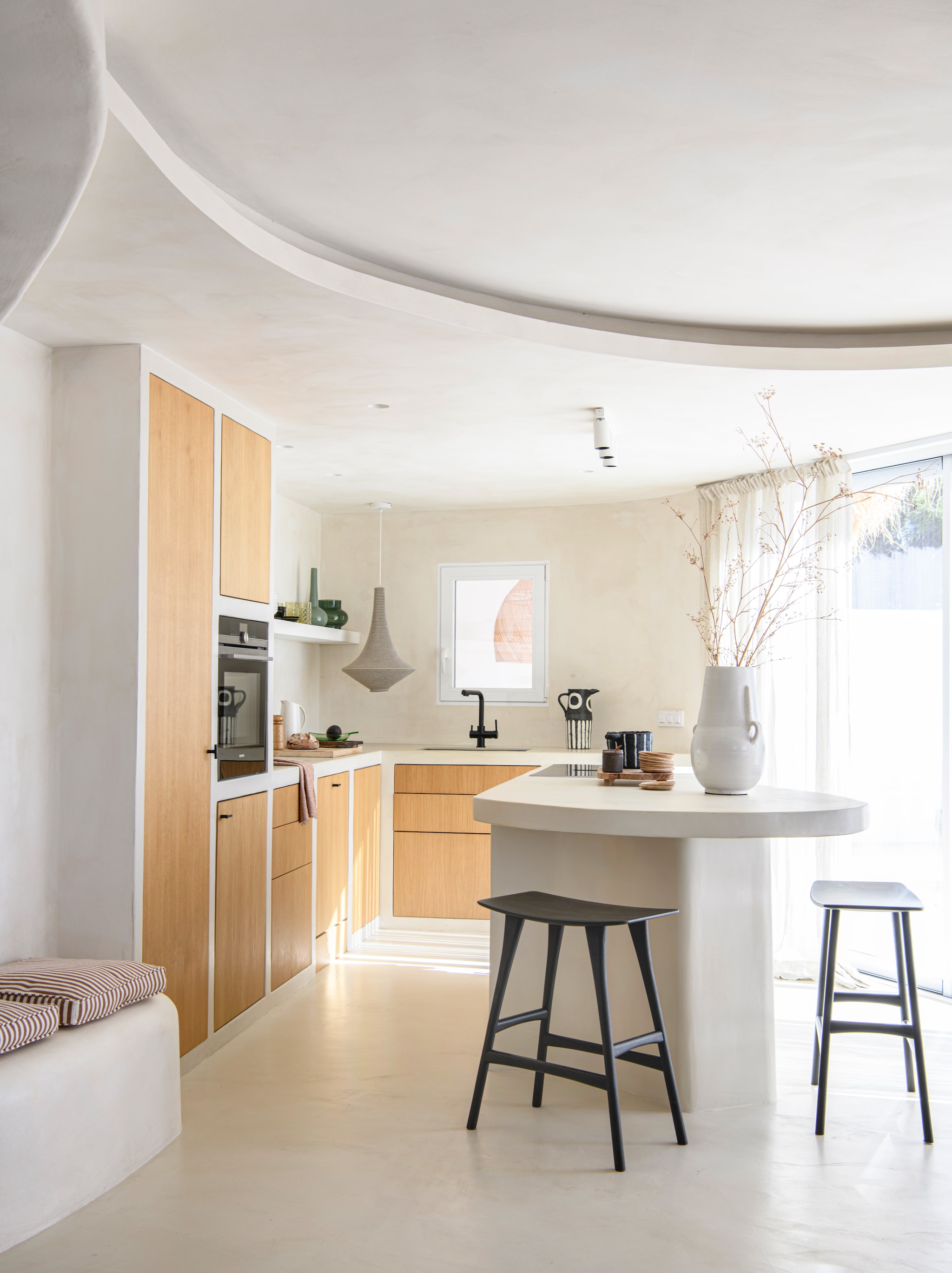 Microcementvloer en afwerking keuken Topciment. Keuken maatwerk, eiken fronten. Grepen Jolie. Krukken Ethnicraft. Hanglamp Hamimi Design. vtwonen 08-2026 | styling Inge van Lieshout | fotografie Louis Lemaire | productie Insidehomepage