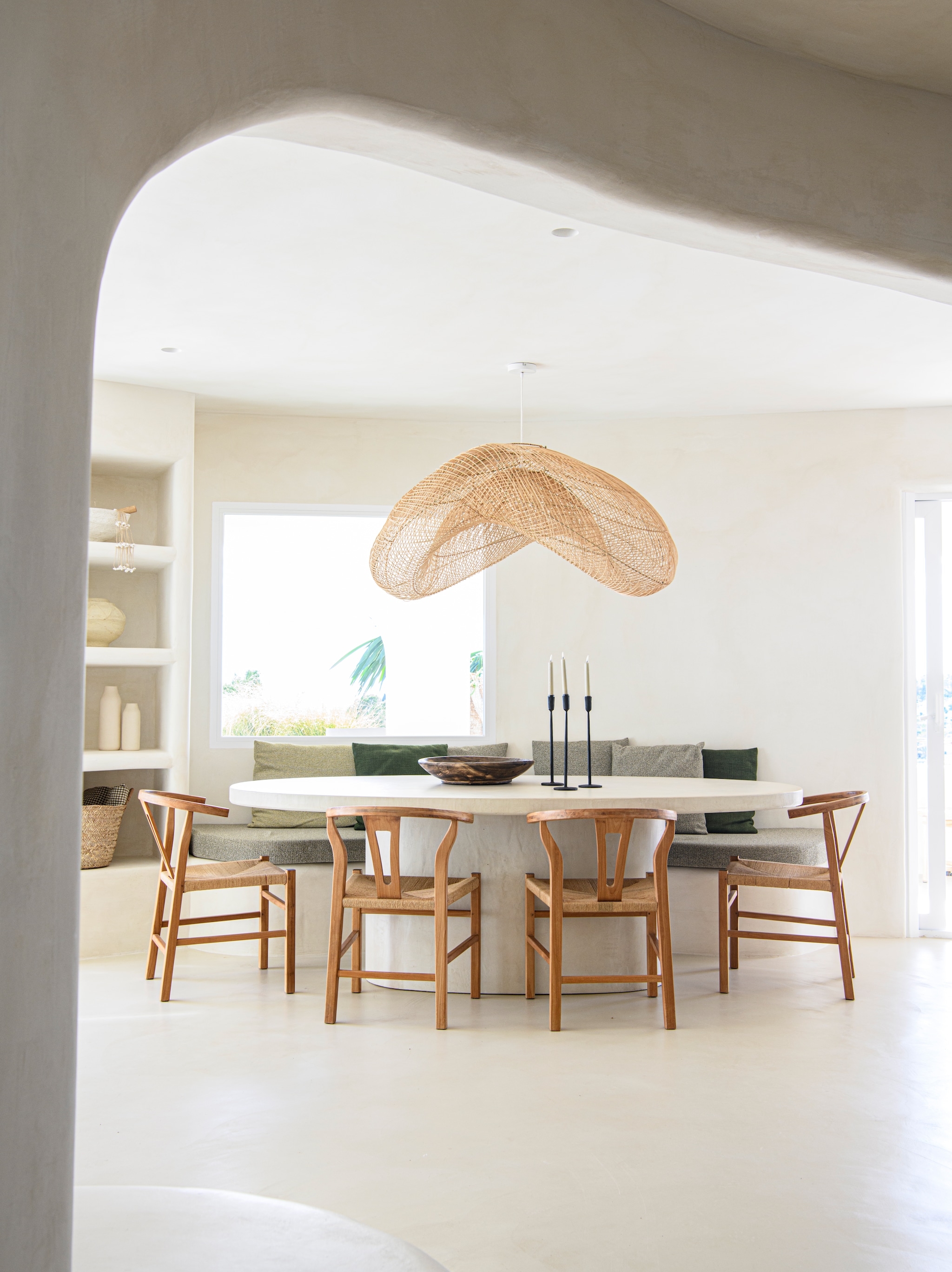 Microcementvloer Topciment. Muren geverfd met kalkverf Chalk van Bauwerk Colour. Tafel en bank op maat gemaakt. Stoelen Vical Home. Hanglamp Taller de las Indias. Kussens maatwerk van outdoor stoffen. vtwonen 08-2026 | styling Inge van Lieshout | fotografie Louis Lemaire | productie Insidehomepage