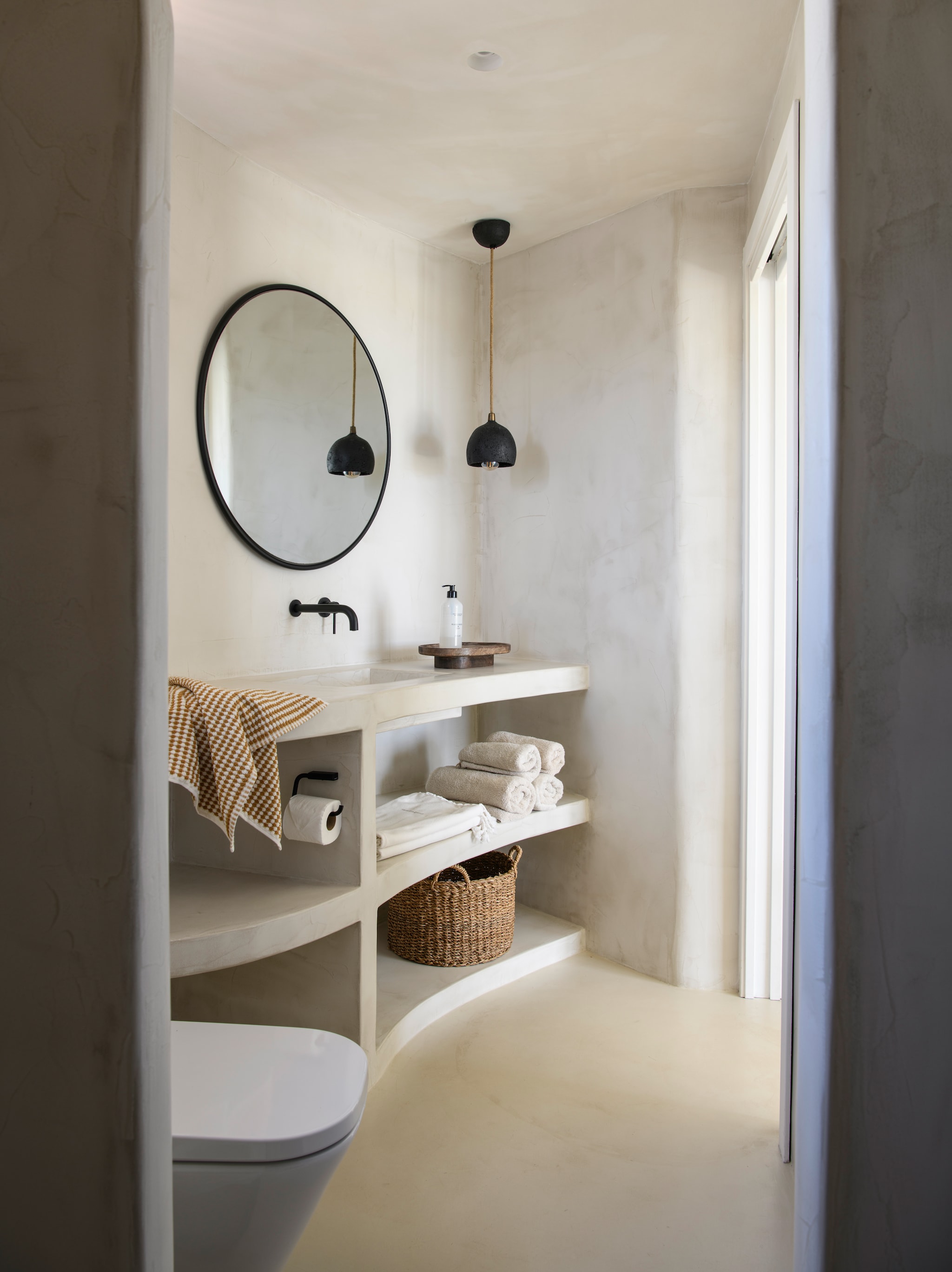 Microcement voor wanden, vloeren, maatwerk wastafelmeubel en douche Topciment. Spiegel Zara Home. vtwonen 08-2026 | styling Inge van Lieshout | fotografie Louis Lemaire | productie Insidehomepage