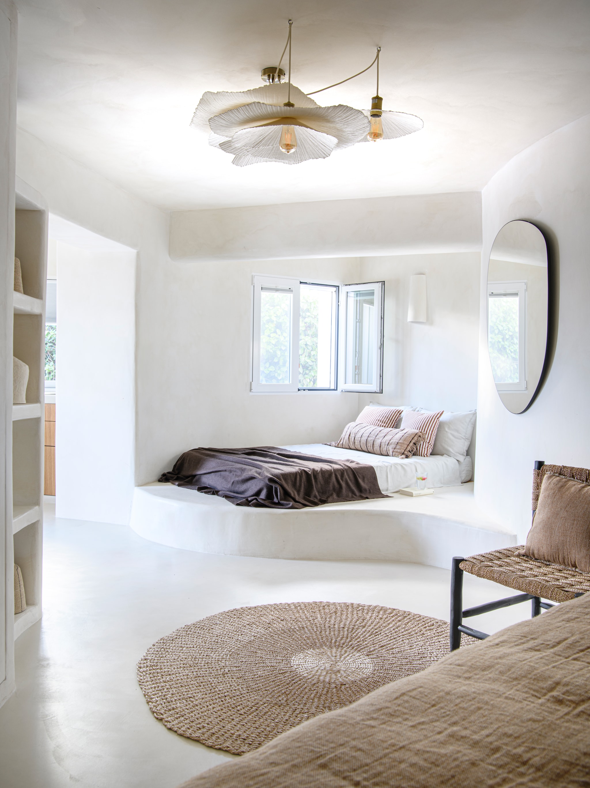 Microcementvloer Topciment. Muren en maatwerk bed geverfd met kalkverf Chalk van Bauwerk Colour. Beddengoed, hanglampen, spiegel Zara Home. Plaid Haomy. Sierkussens diverse merken. Stoel Tine K Home. Vintage vloerkleed via Bohome Vintage. vtwonen 08-2026 | styling Inge van Lieshout | fotografie Louis Lemaire | productie Insidehomepage