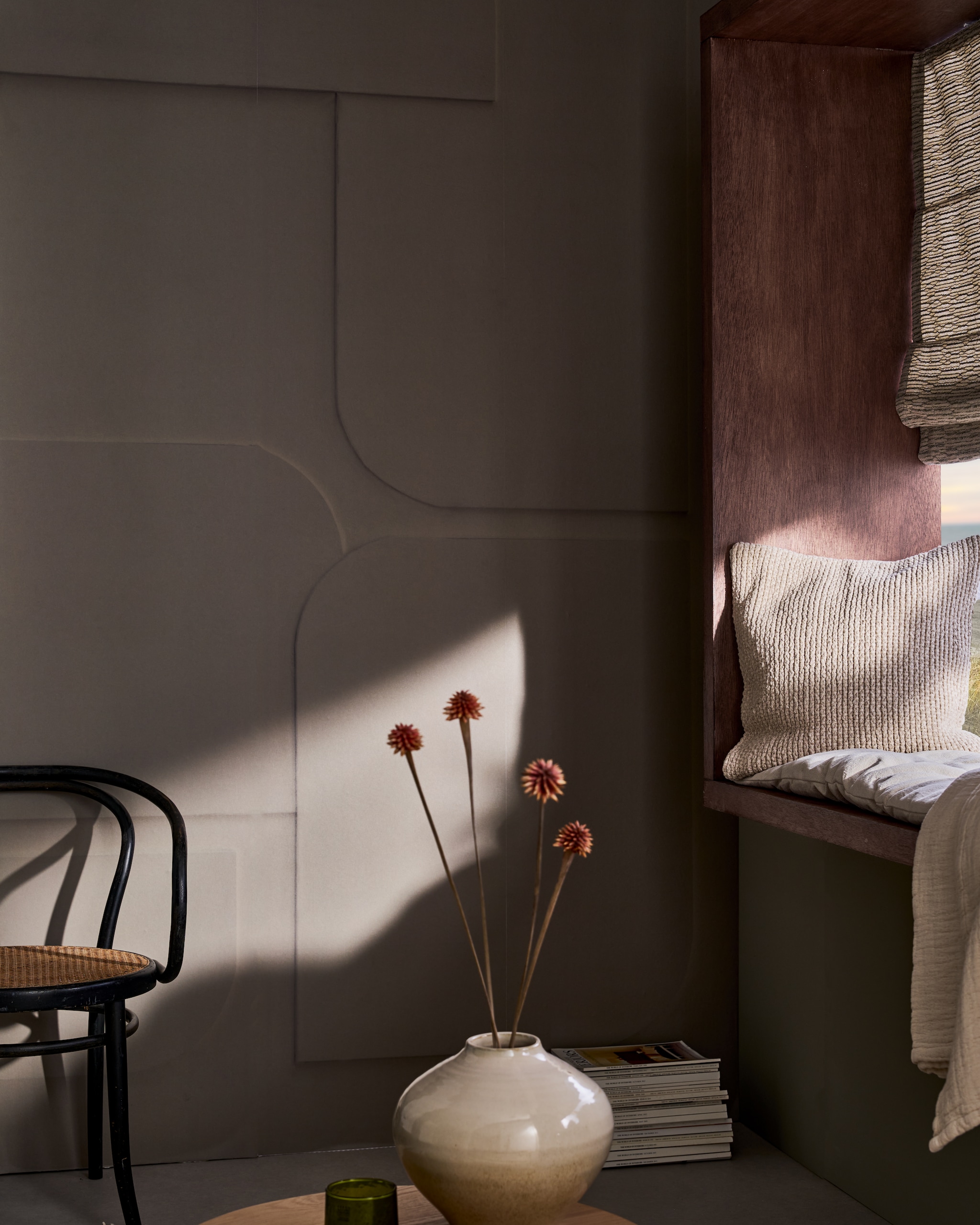 vtwonen lichtdoorlatend vouwgordijn op maat Blurred Lines, khaki, per strekkende meter vanaf € 34,49, vtwonen fotobehang Soft 3D, vliesbehangpapier, old khaki, 6 banen van totaal 300x280 cm (bxh) € 149,-.M.m.v. zarahome.com (kussens, plaid, matraskussen, vaas), karwei.nl (verf kleur dry palm). vtwonen 07-2026 | styling Cleo Scheulderman | fotografie Jeroen van der Spek