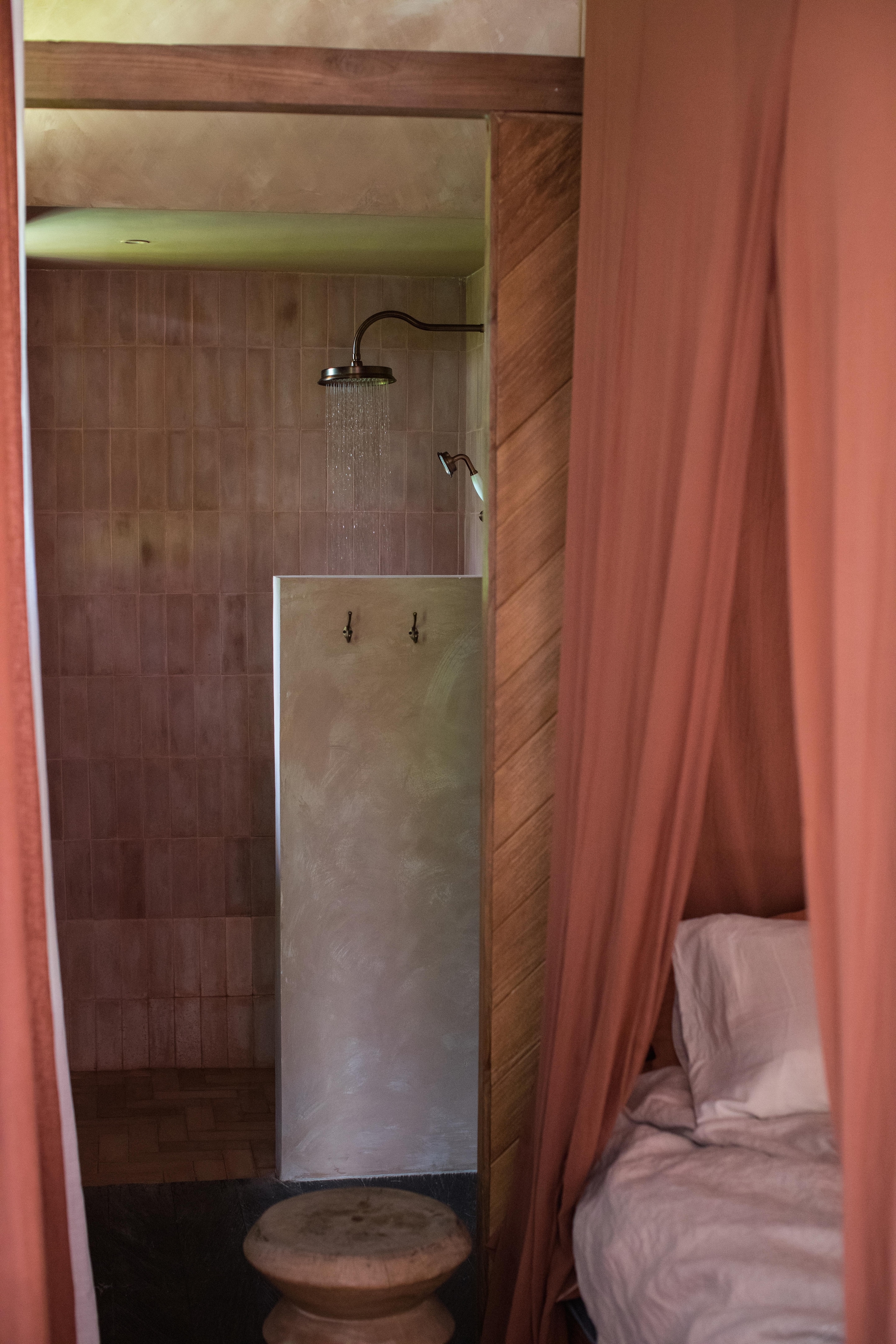 Tegels uit een fabriek in Sidemen. Roze wandkleur zelf gemixt voor limewash-effect. Houten afscheiding maatwerk.. vtwonen 08-2026 | styling Kim Timmerman | fotografie Tommaso Riva