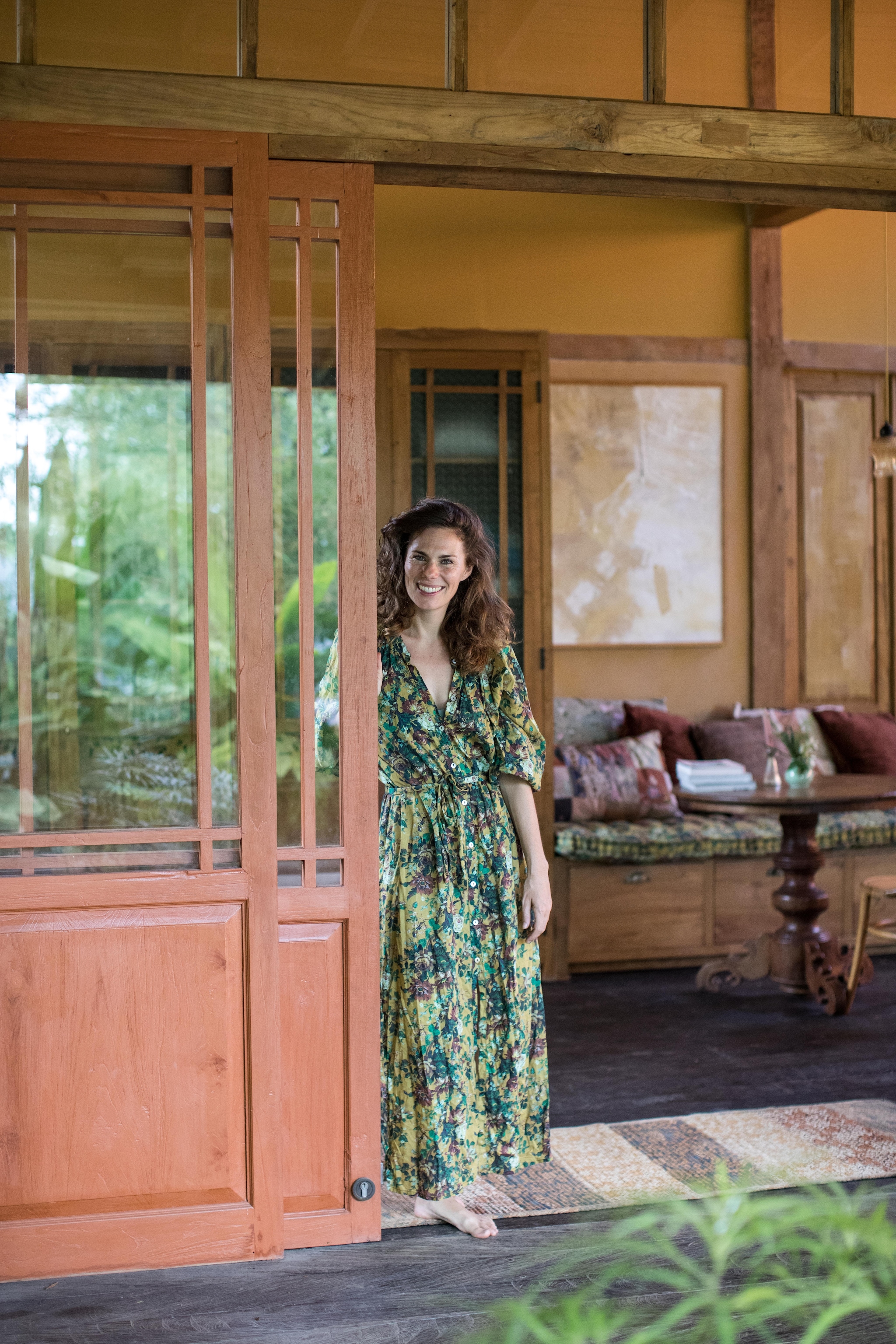 De meeste meubels liet Puck lokaal maken, ook de bistro-stoelen. Op een oude tafelpoot kwam een nieuw blad van gerecycled hout. De antieke glazen lampenkapjes kocht ze op het eiland. vtwonen 08-2026 | styling Kim Timmerman | fotografie Tommaso Riva