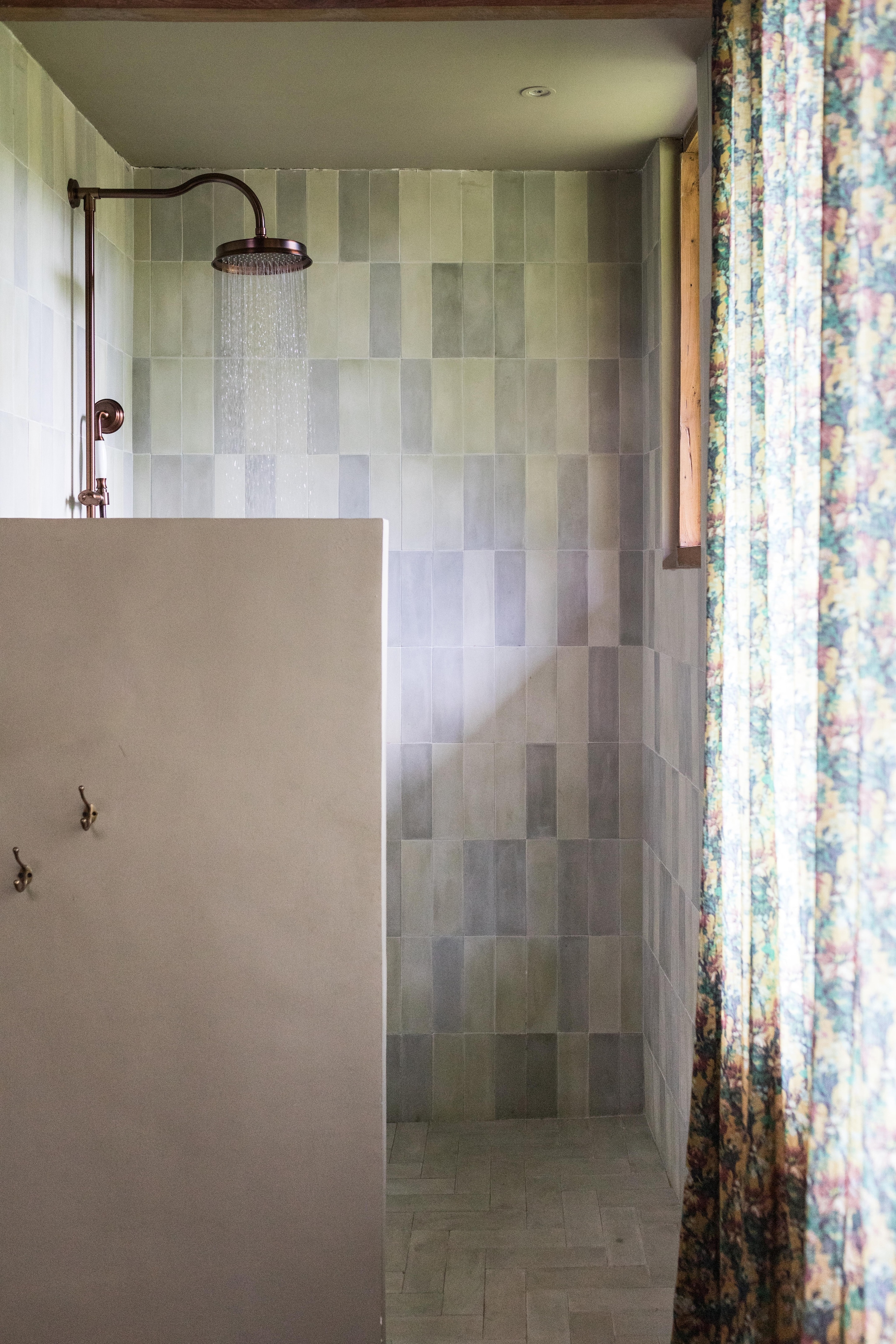 Kinderbadkamer. Tegels uit een fabriek in Sidemen. vtwonen 08-2026 | styling Kim Timmerman | fotografie Tommaso Riva