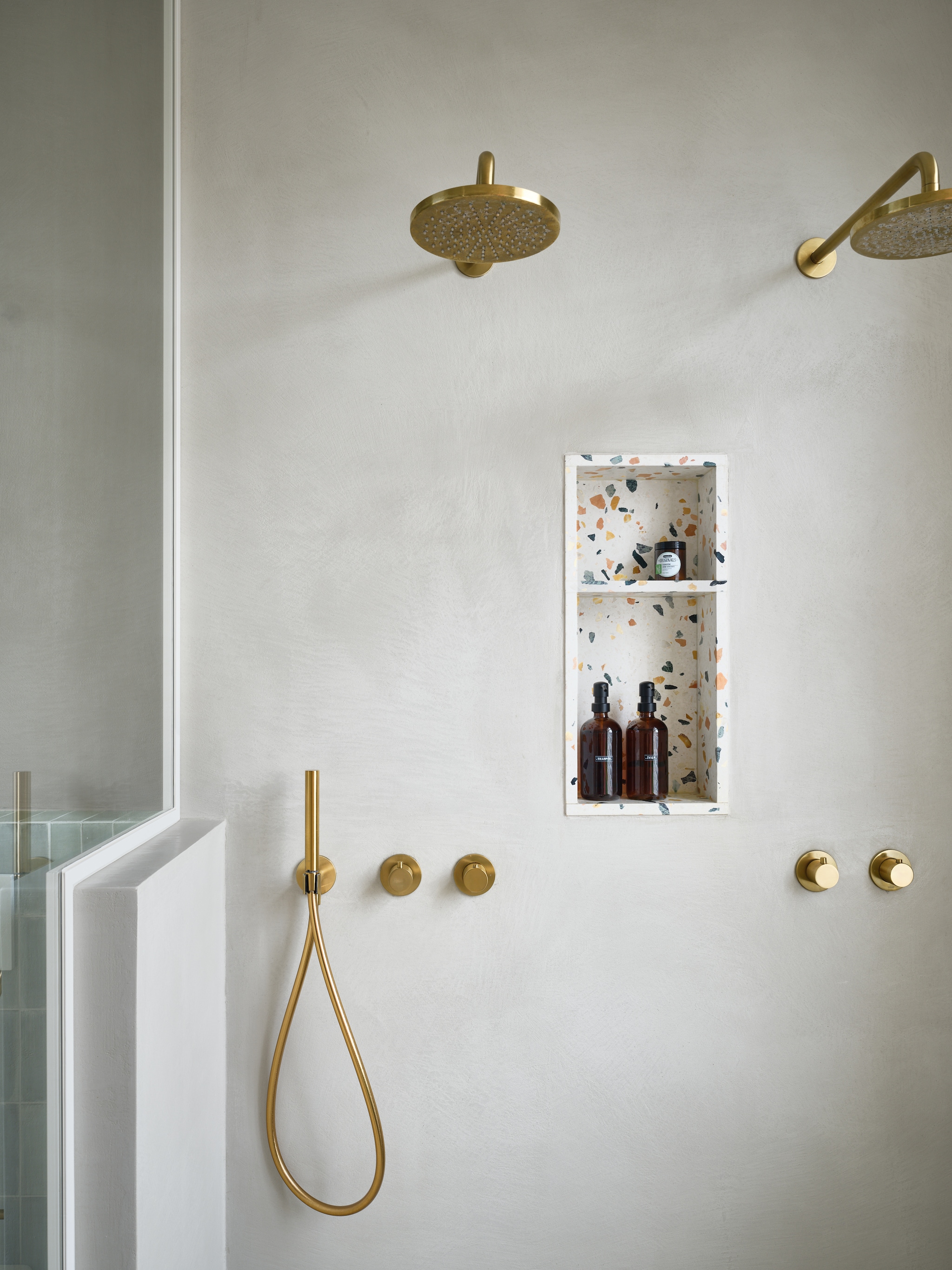 Dubbele douchekranen Hotbath. Muur met microtopping door B.a.i.t. in Olive-grey. vtwonen 07-2026 | fotografie Mr. Frank