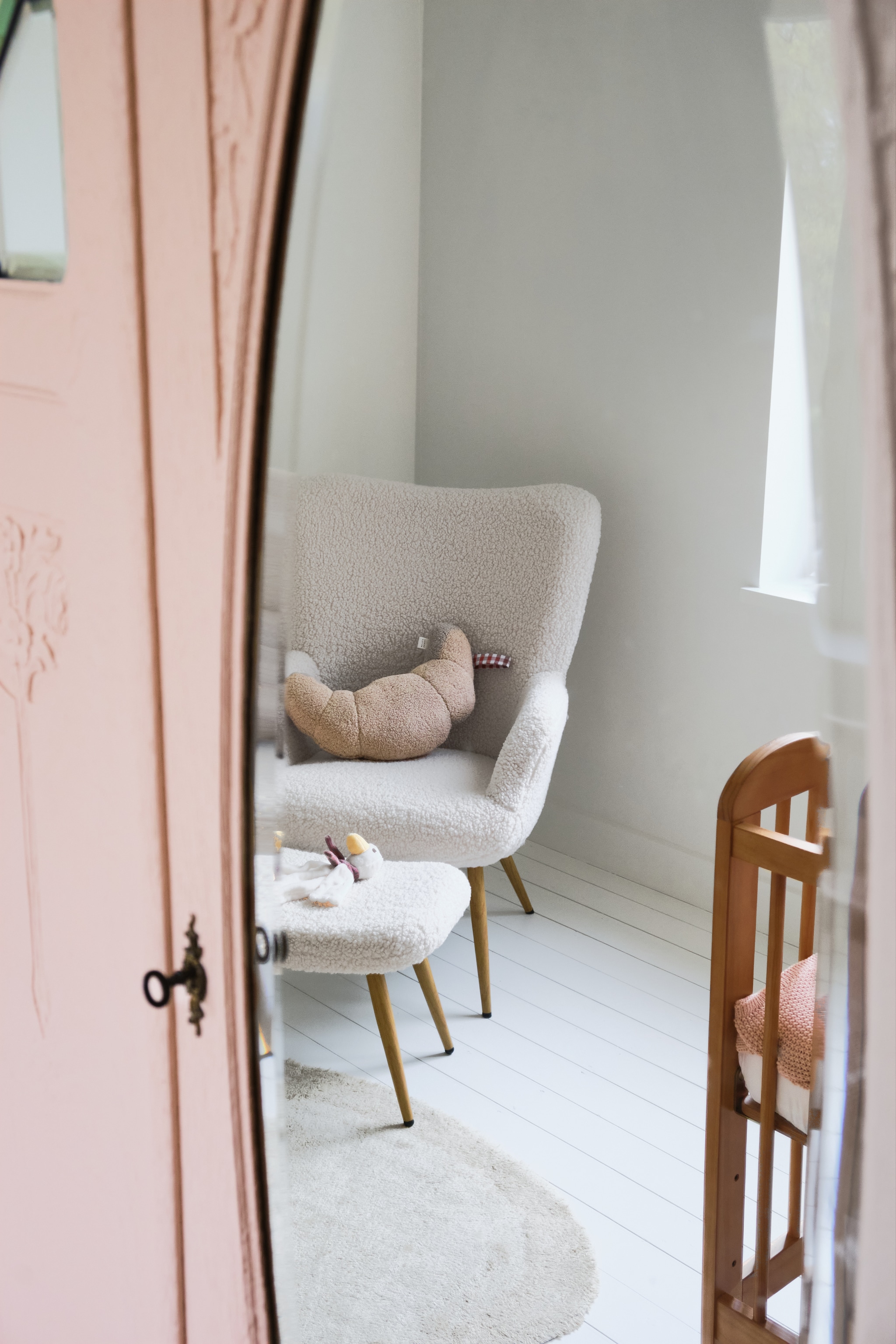 Fauteuil Jysk. Croissant-knuffel Atelier Pomme. vtwonen 07-2026 | fotografie Mr. Frank