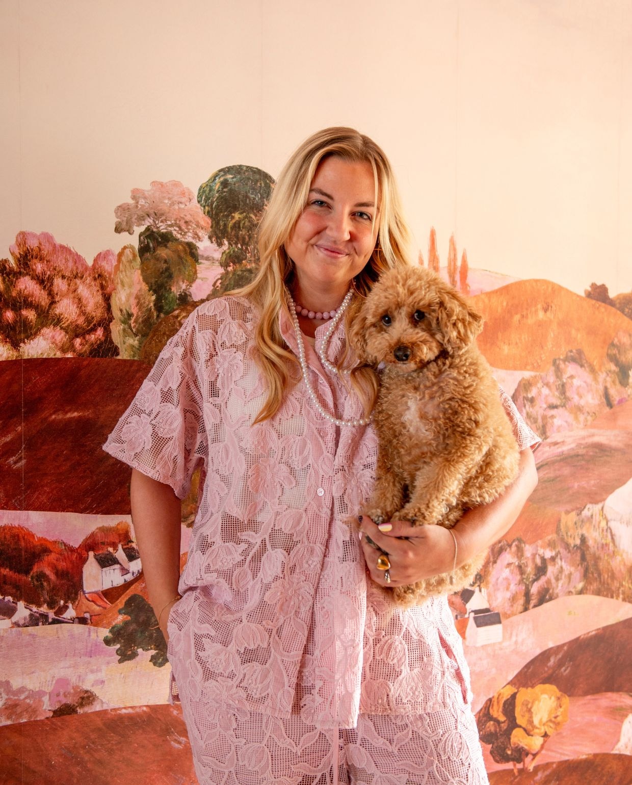 Quinty met Billie, de toypoedel die ze deelt met haar ouders. Behang Belarte Studio. vtwonen 05-2026 | fotografie Caroline Coehorst